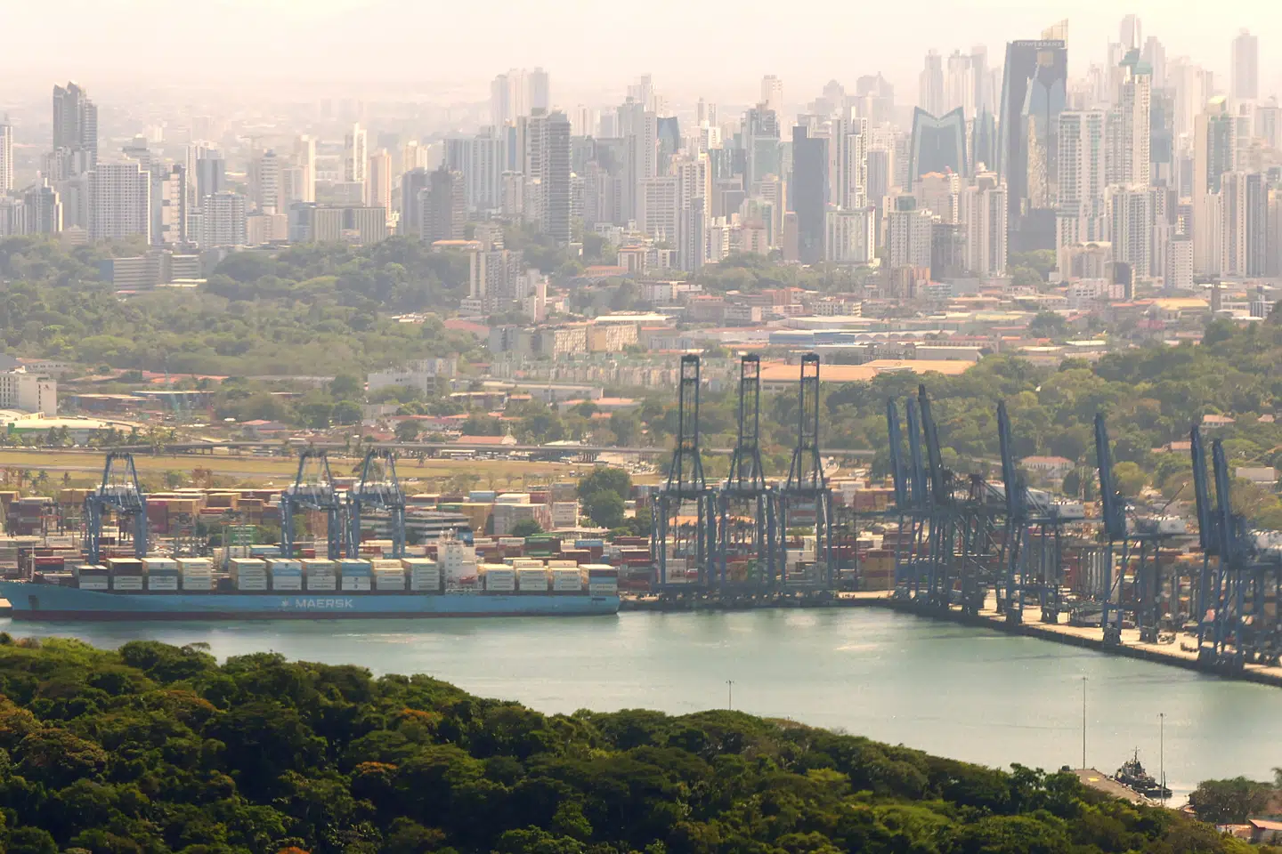 Et containerskib fra Mærsk ligger ved kaj i havnen i Balboa ved Panama City – en havn, hvis drift Mærsk har overtaget efter aftale med landets regering.
