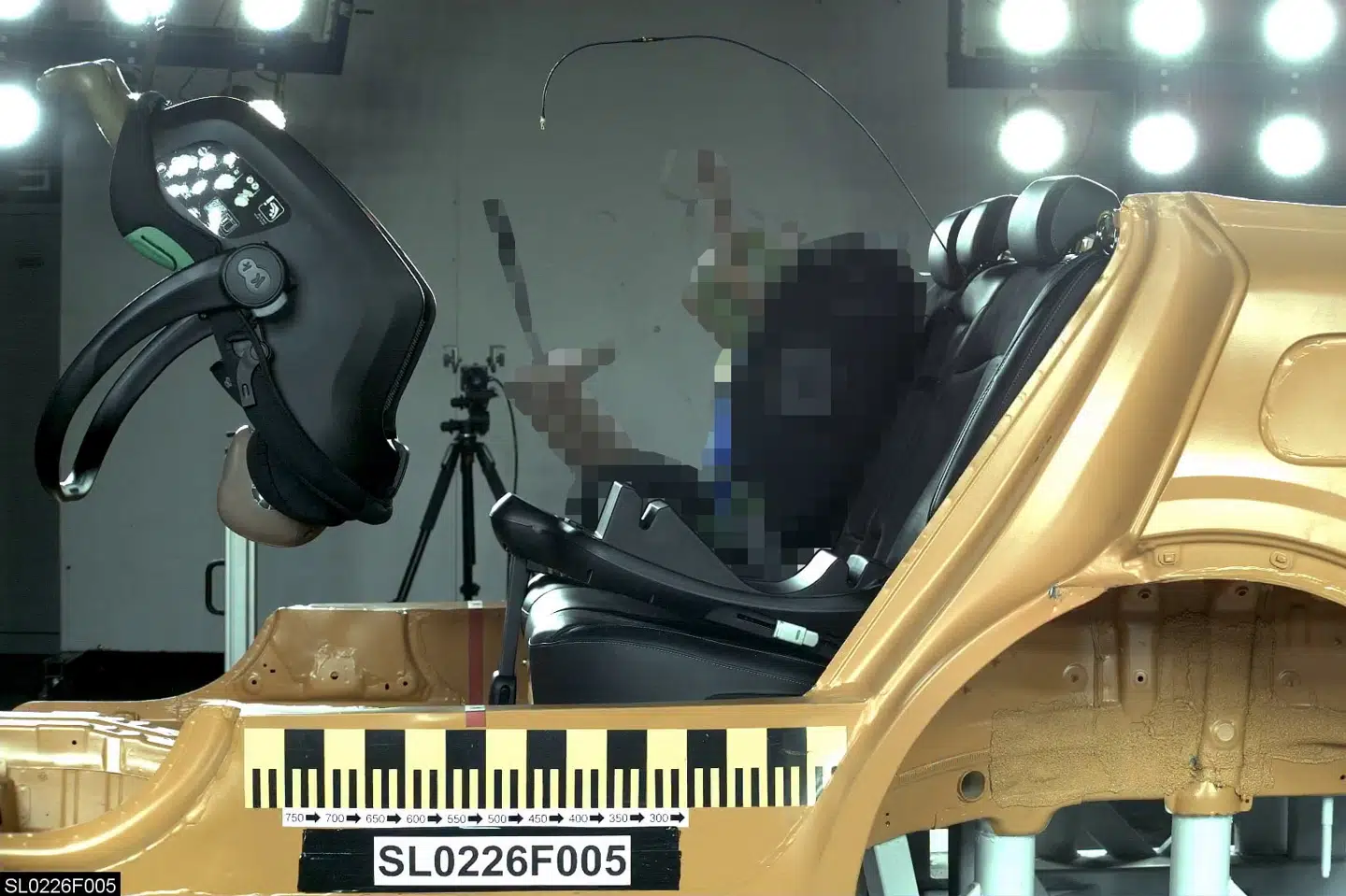 Billede af autostolen Kinderkraft Mink Pro 2, der løsner sig under Forbrugerrådet Tænks test.