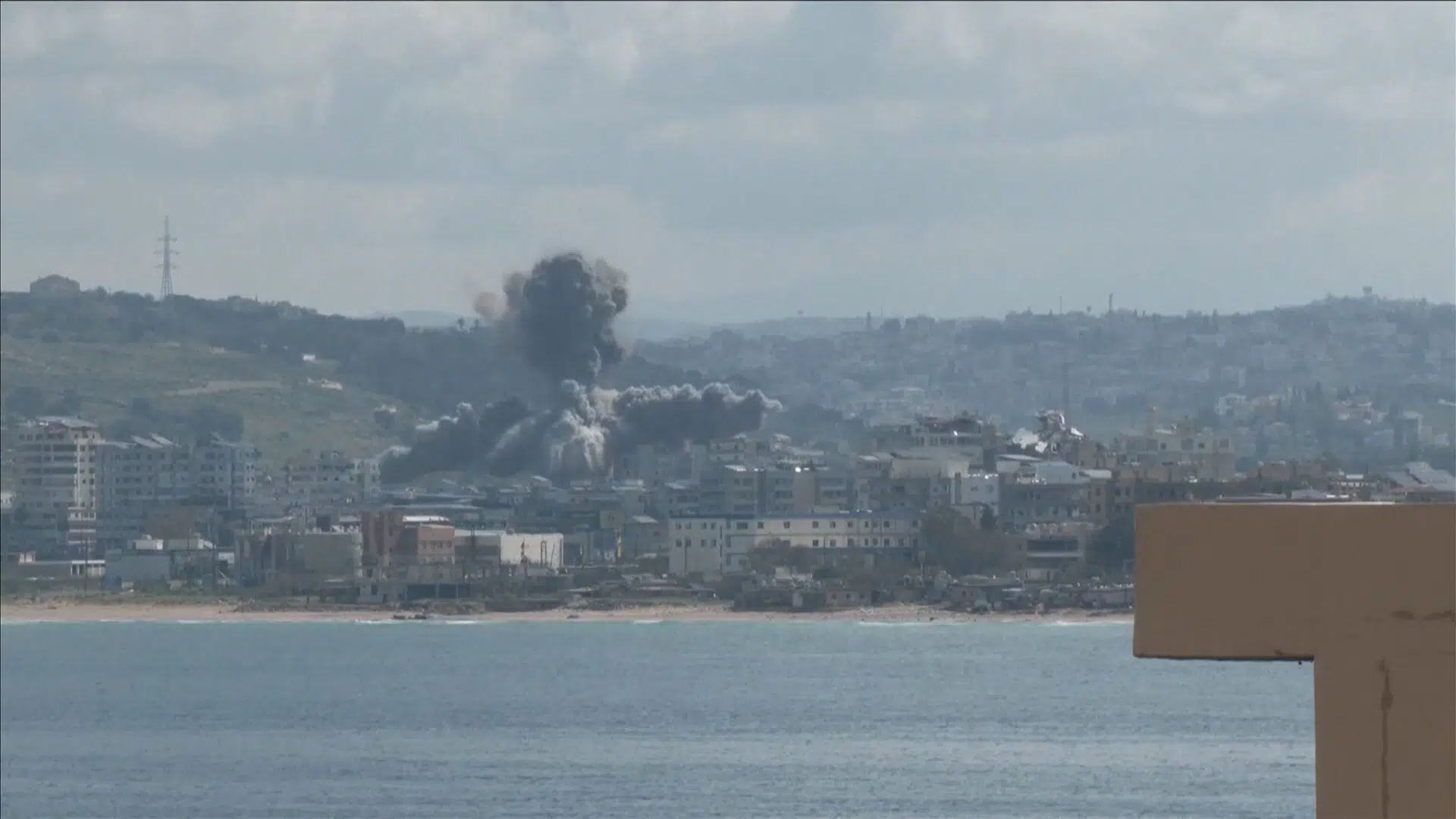 Uenighed om våbenhvile: Israel angriber fortsat i Libanon