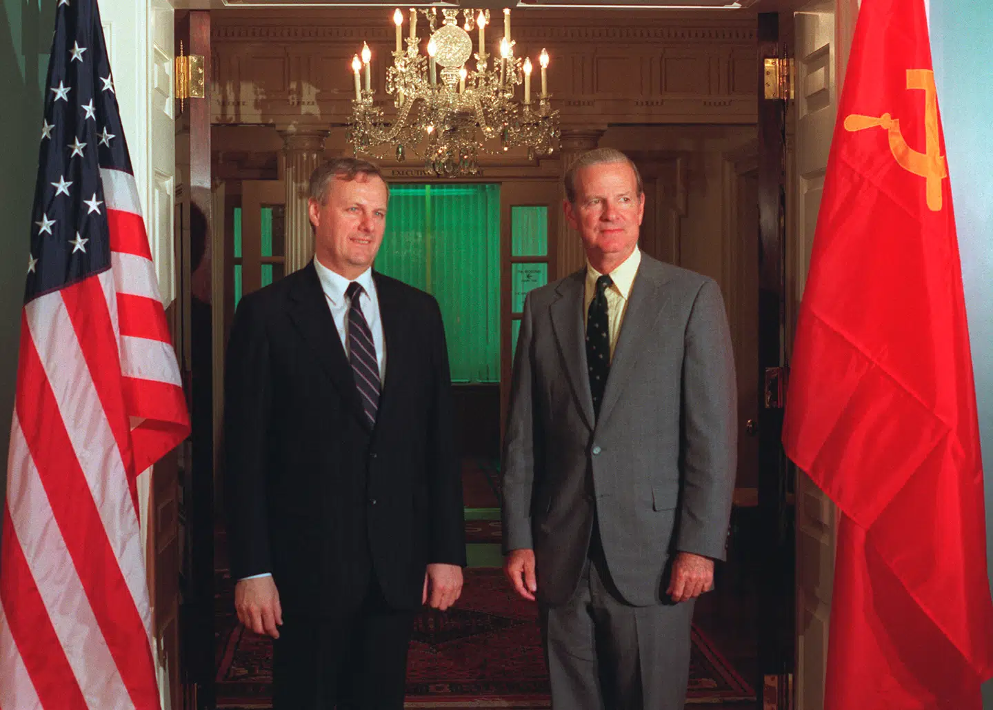 Anatoly Sobchak (til venstre), leder af den russiske bevægelse for demokratiske reformer og senere borgmester for Sankt Petersborg og daværende amerikanske udenrigsminister James Baker mødtes i Washington i 1990. Arkivfoto: Luke Frazza, Scanpix