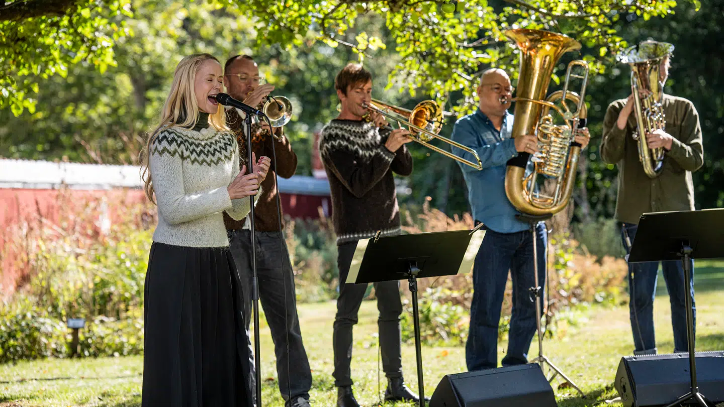 Tina Dickow medbringer i første afsnit sit eget lille hornorkester.
