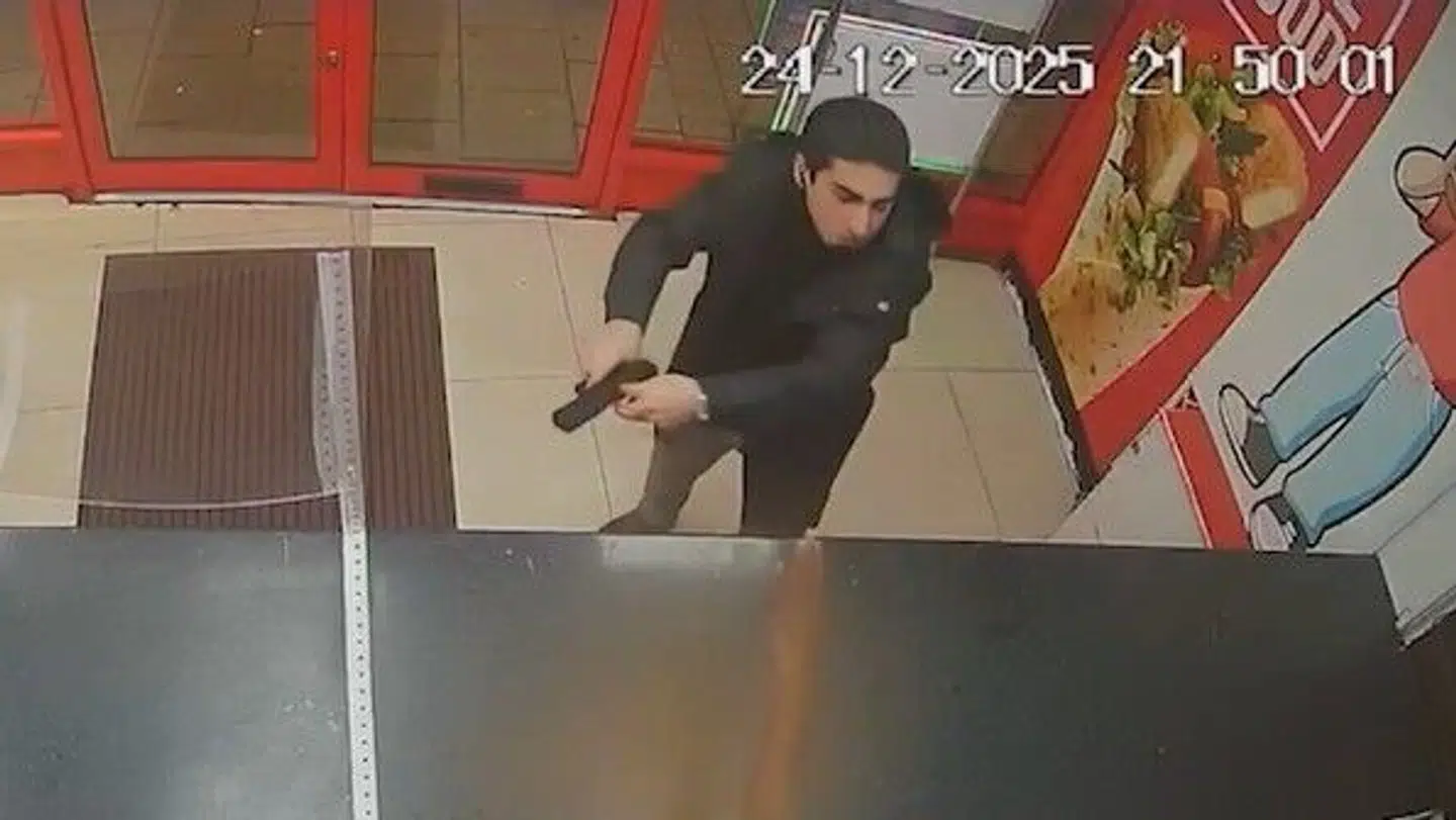 Den 18-årige trak resolut sin pistol frem fra bukselinningen, da han vendte tilbage til grillbaren for at klage over den forkerte sauce til kyllingen.