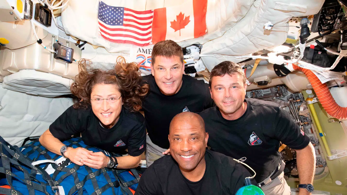 Besætningen på Orion; Mission Specialist Christina Koch (t.v.), Mission Specialist Jeremy Hansen (top), Commander Reid Wiseman (t.h.) og pilot Victor Glover (bunden).