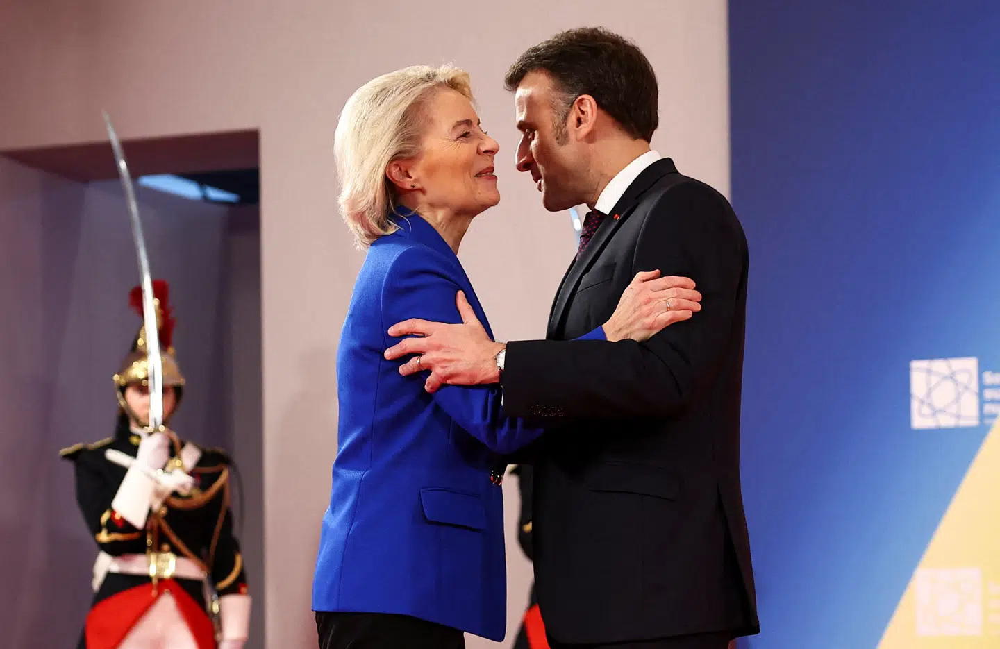 Den franske præsident, Emmanuel Macron, byder Europa-Kommissionens formand, Ursula von der Leyen, velkommen ved ankomsten til det topmøde om kernekraft, der blev afholdt i Paris i sidste måned.