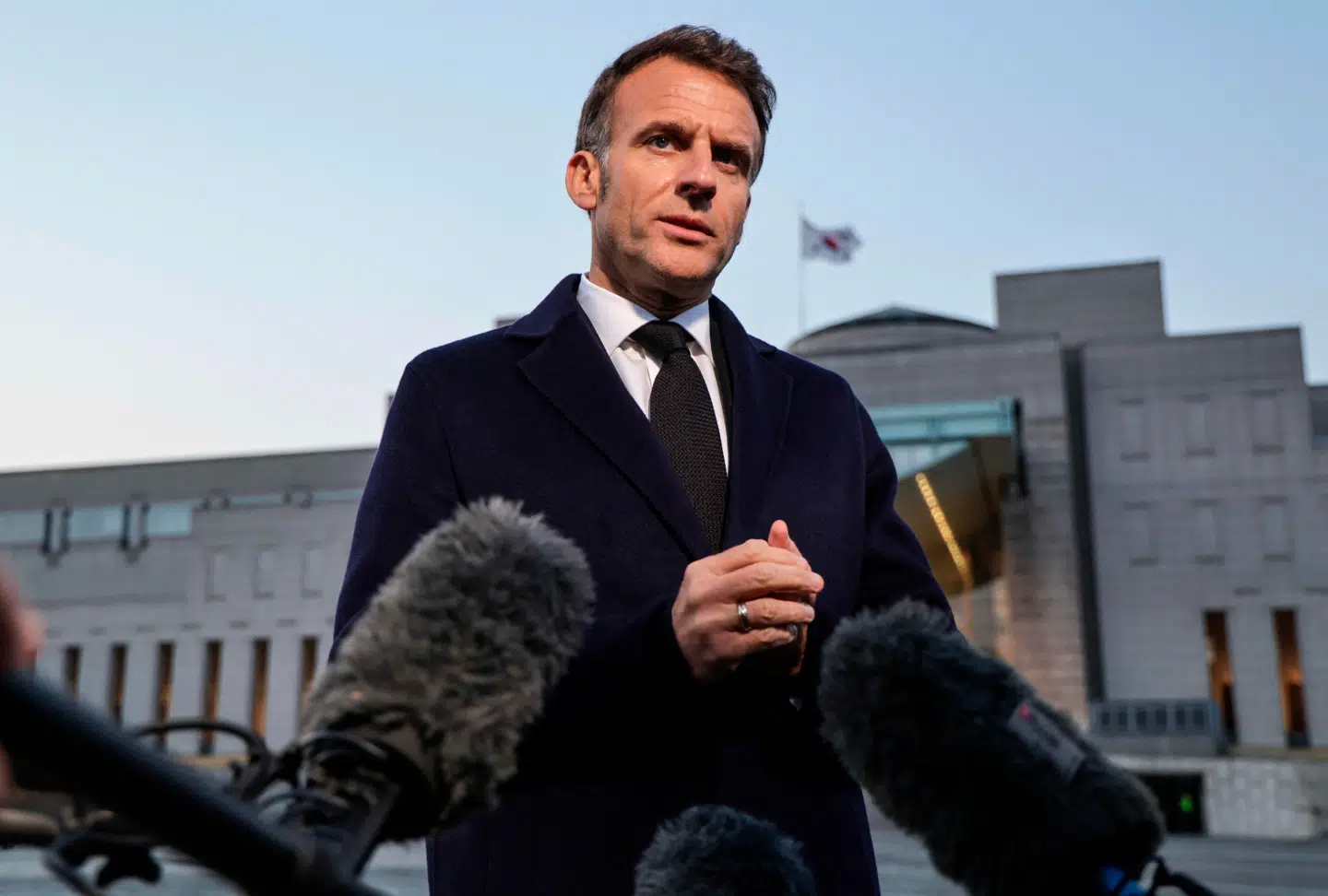 Libanon skal »fuldt ud« inkluderes i våbenhvilen, siger Frankrigs præsident, Emmanuel Macron, onsdag, efter at der er opstået forvirring om, hvorvidt landet er omfattet af aftalen.