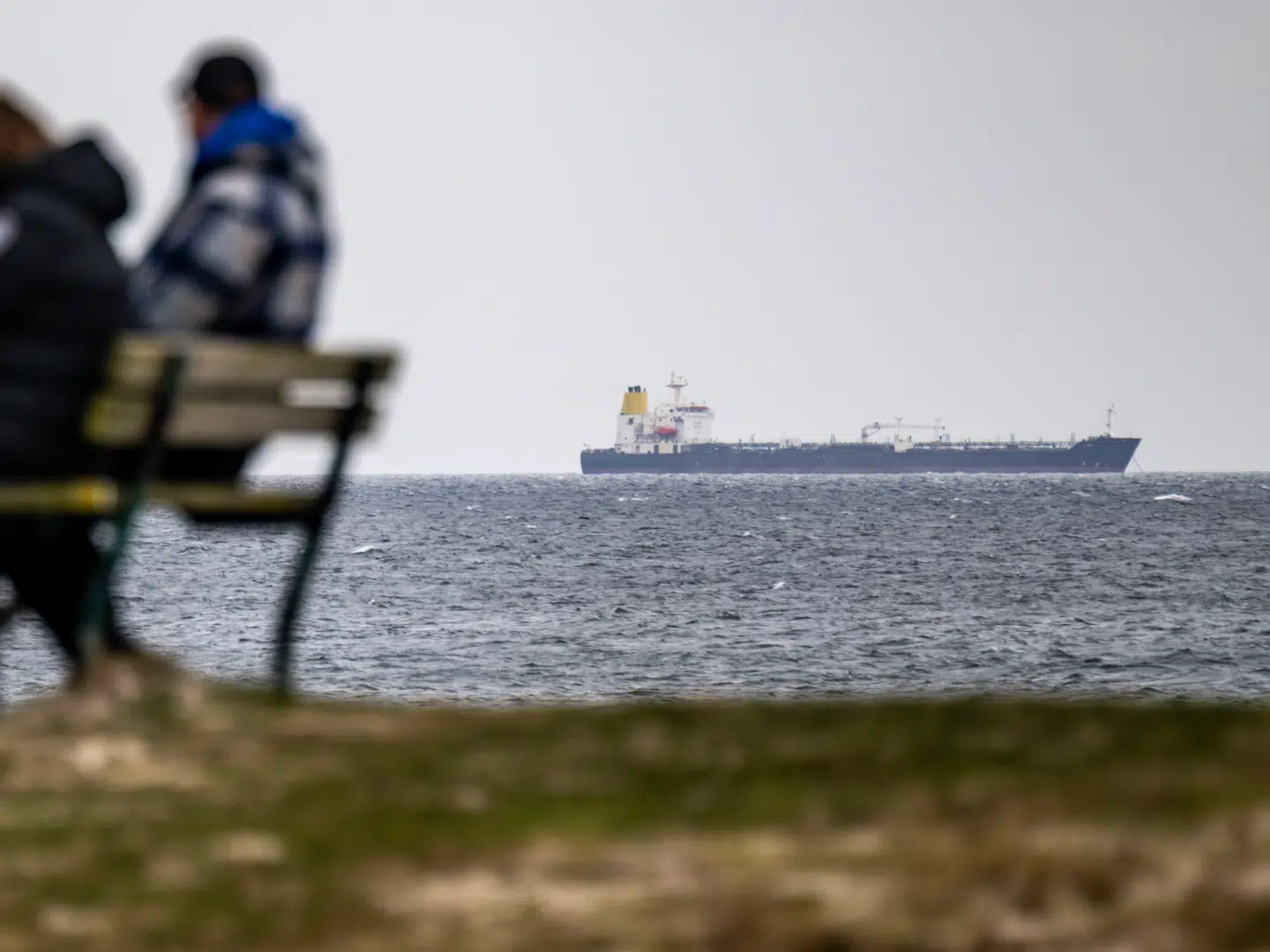 Tankskivet Flora 1 ved anker ud for Mossbystrand. Foto: Johan Nilsson, Scanpix