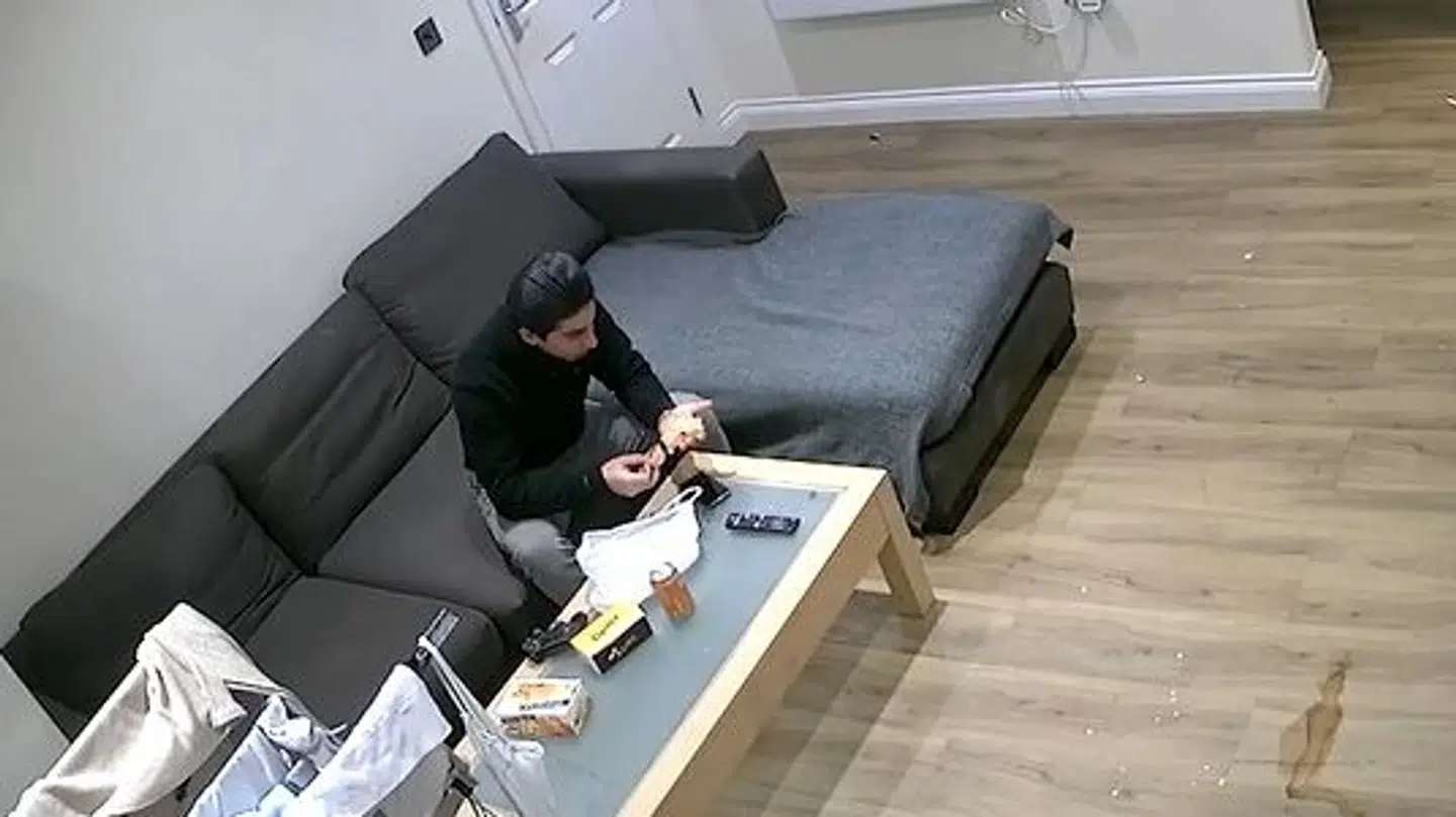 Den 18-årige blev også fanget på video i sin lejlighed, da det gik op for ham, at han havde fået den forkerte sauce med til sin grillkylling.