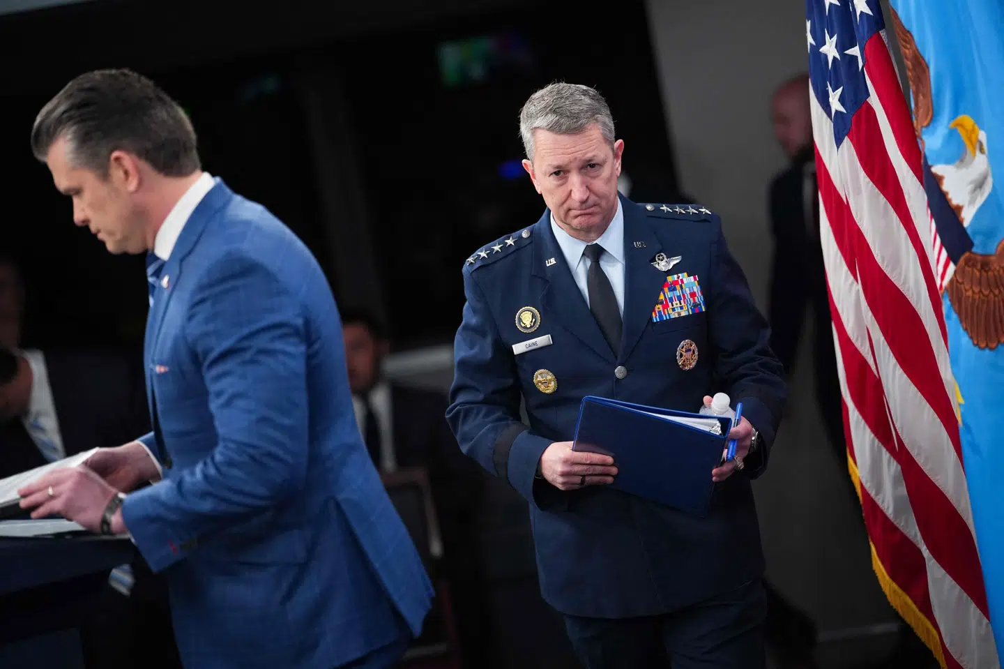 Forsvarschef Dan Caine ankommer til fælles pressemøde med forsvarminister Pete Hegseth.