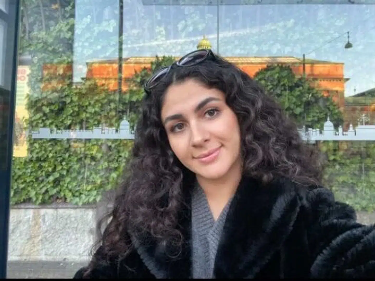 30-årige dansk-iranske Jasmin Farshchis er født i Danmark, hvor hun arbejder som farmaceut.