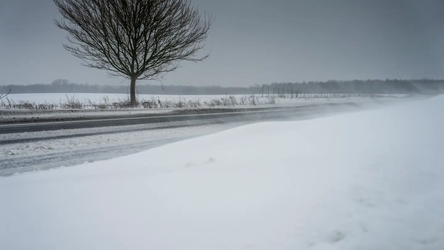Sne kan fredag morgen give store udfordringer i trafikken.