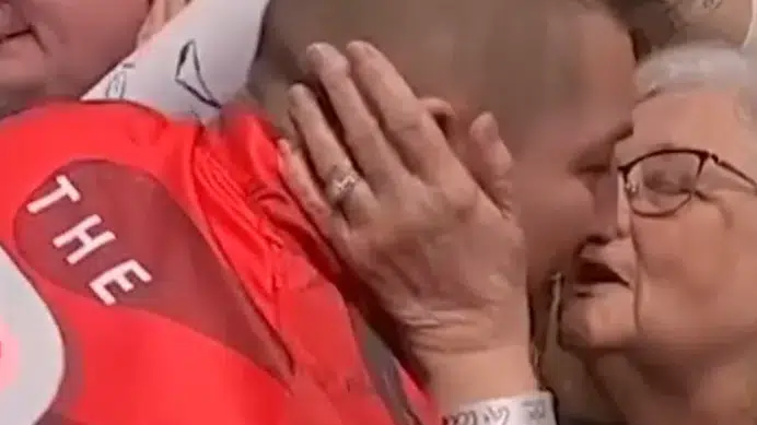 Dartstjerne vækker opsigt: Kysser modstanderens kone