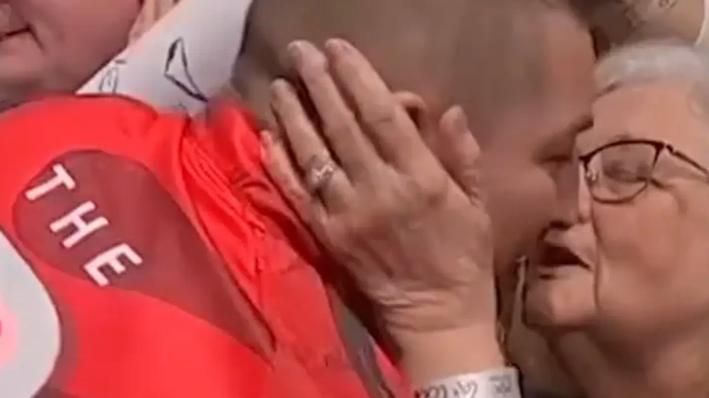 Her ses Nathan Aspinall kysse Debbie Gilding.