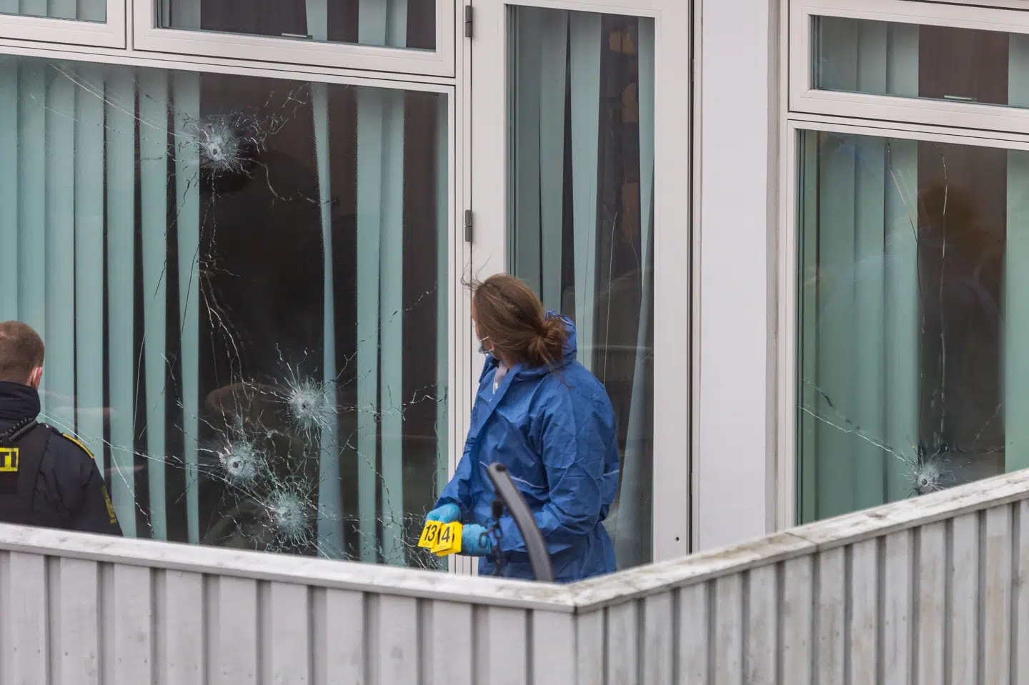 To lejligheder på Kastruplundgade i Kastrup blev ramt af skud tirsdag den 31. marts 2026. Ingen personer kom noget til. Fra en automatriffel blev mindst 14 skud afgivet. Flere unge er blevet varetægtsfængslet for forsøg på manddrab. (Arkivfoto)