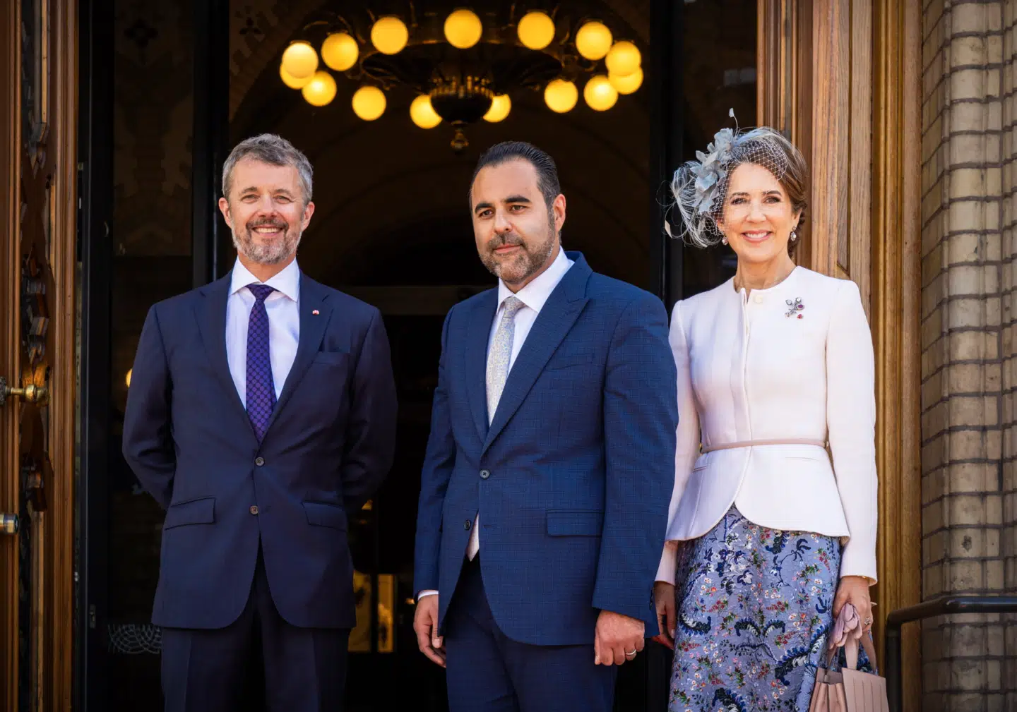 Det danske kongepar ses her i selskab med formanden for det norske parlament Stortinget, Masud Gharahkhani, under parrets besøg i Oslo i maj 2024. Gharahkhani er født i Teheran i Iran.