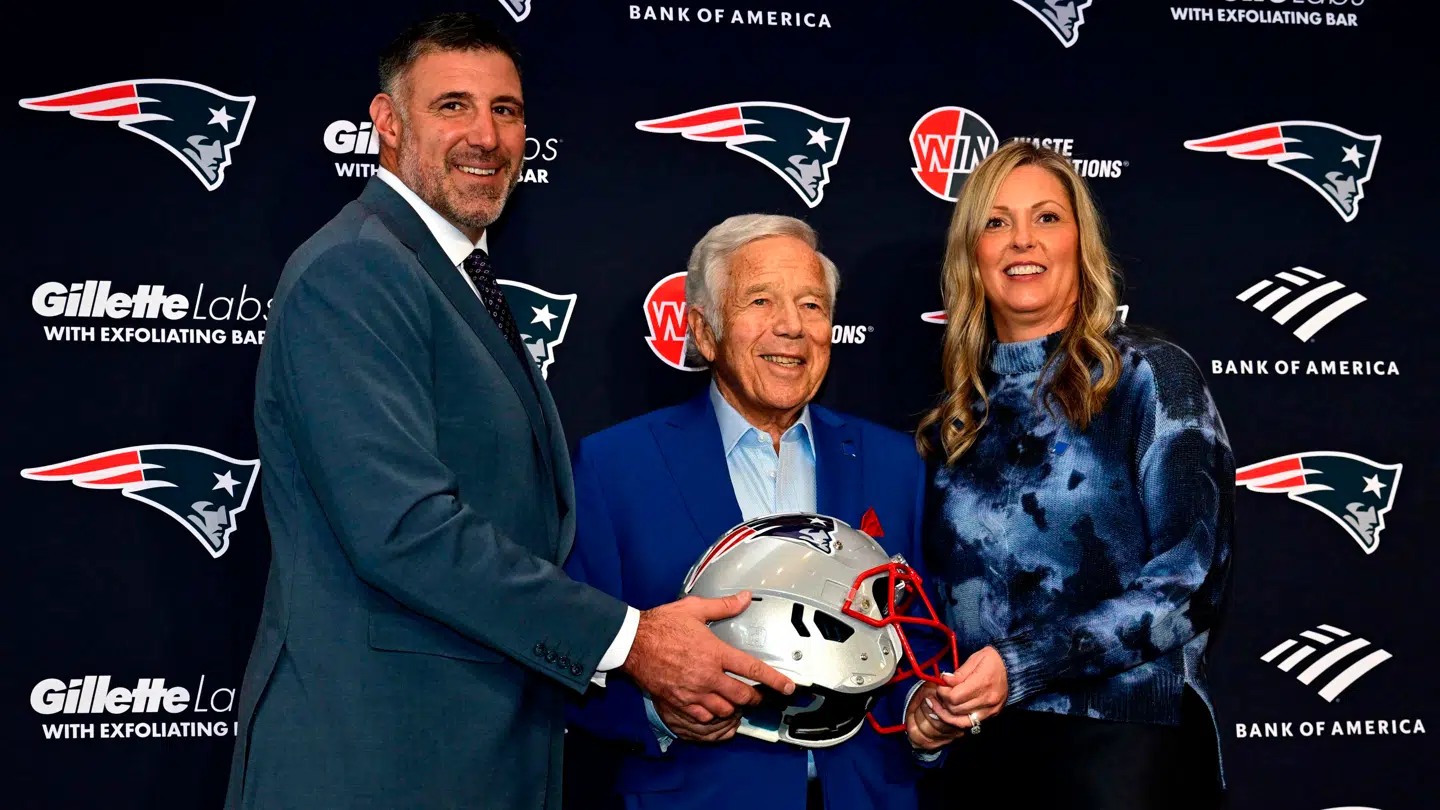 Patriots-ejer Robert Kraft flankeret af Mike Vrabel og hans kone, Jen.