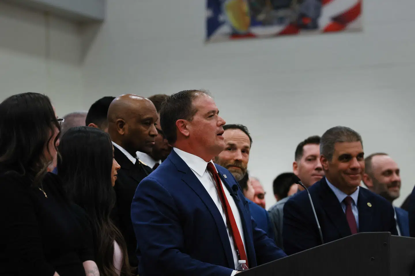 Anklager Ray Tierney ses tale til pressemøde i New York om de såkaldte Gilgo Beach-drab. Onsdag har Rex Heuermann, der var anklaget for syv drab, tilstået at stå bag otte drab. (Arkivfoto).