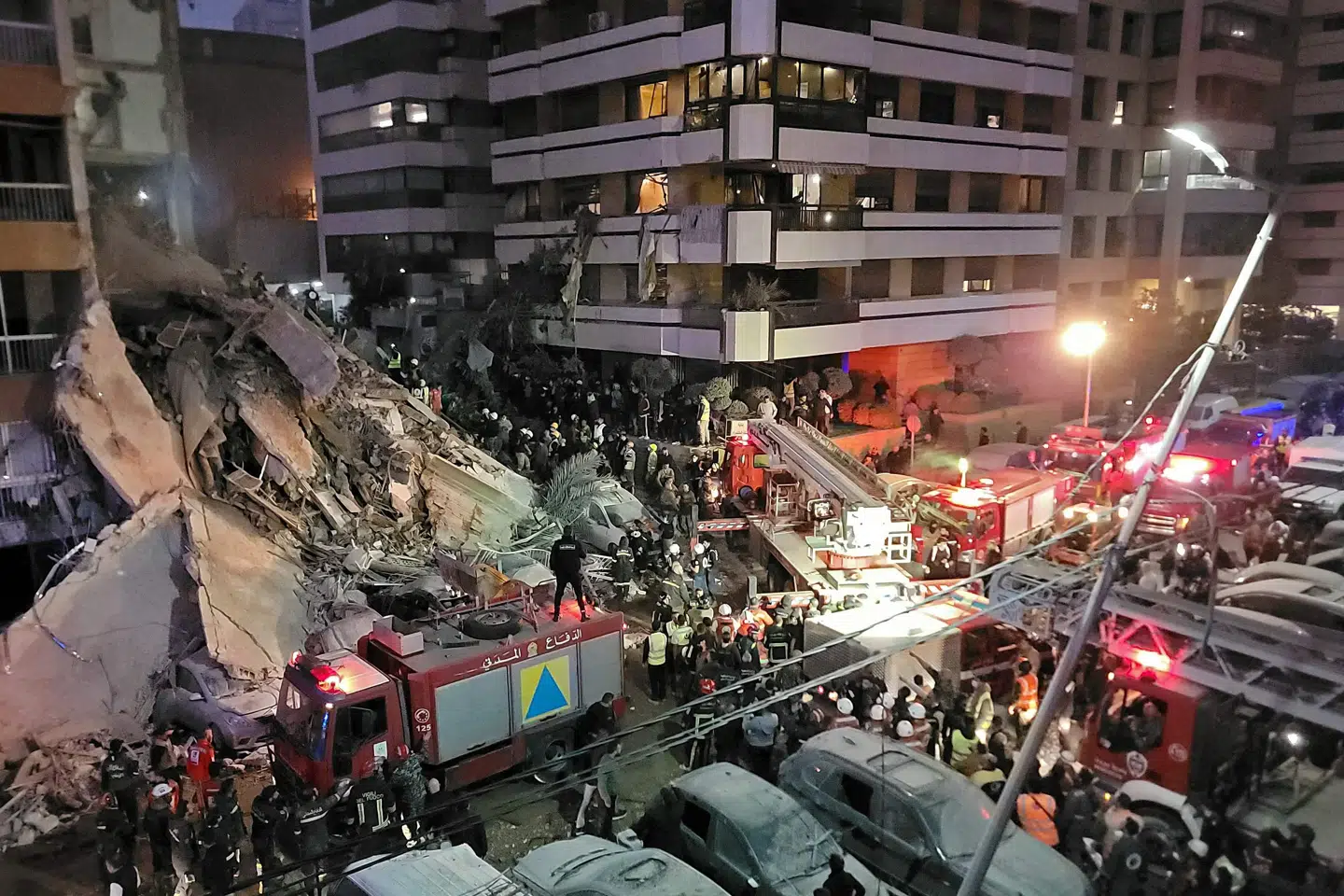 Beredskab og beboere ses samlet på stedet for et israelsk luftangreb i Beirut i Libanon onsdag. (Arkivfoto).
