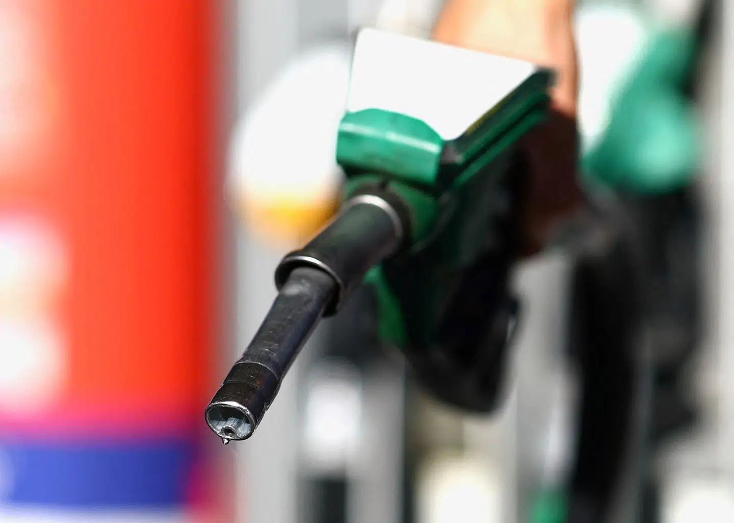 Torsdag morgen stiger oliepriserne igen i usikkerhed over den våbenhvile, som skulle sikre, at olie- og gastankskibe igen kunne komme ud i verden med forsyninger.