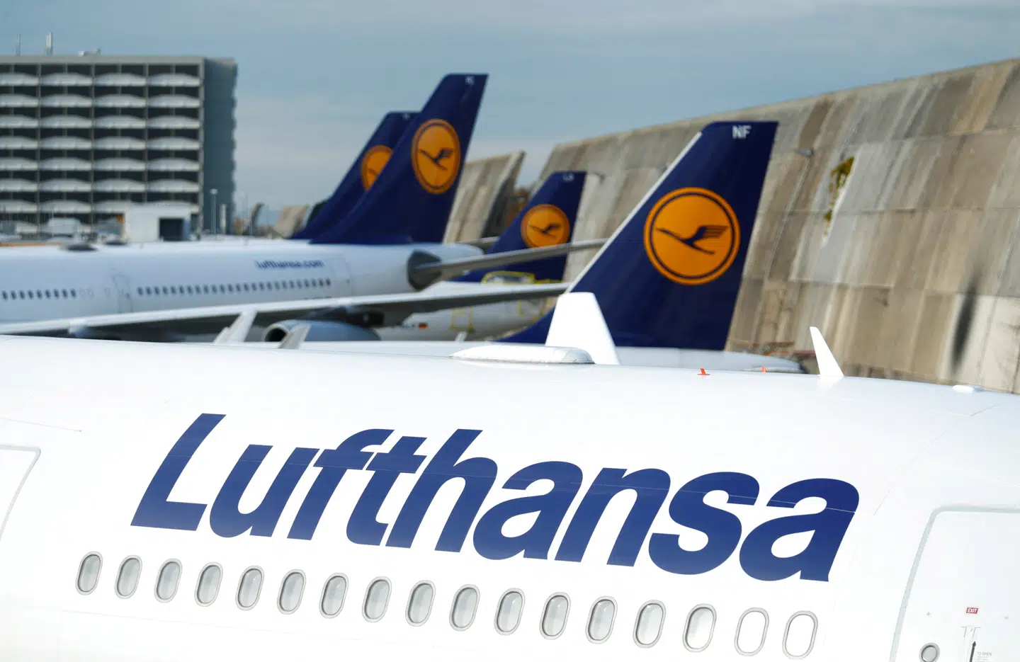 Det tyske flyselskab Lufthansa bliver fredag ramt af en et døgn lang strejke blandt kabinepersonalet.