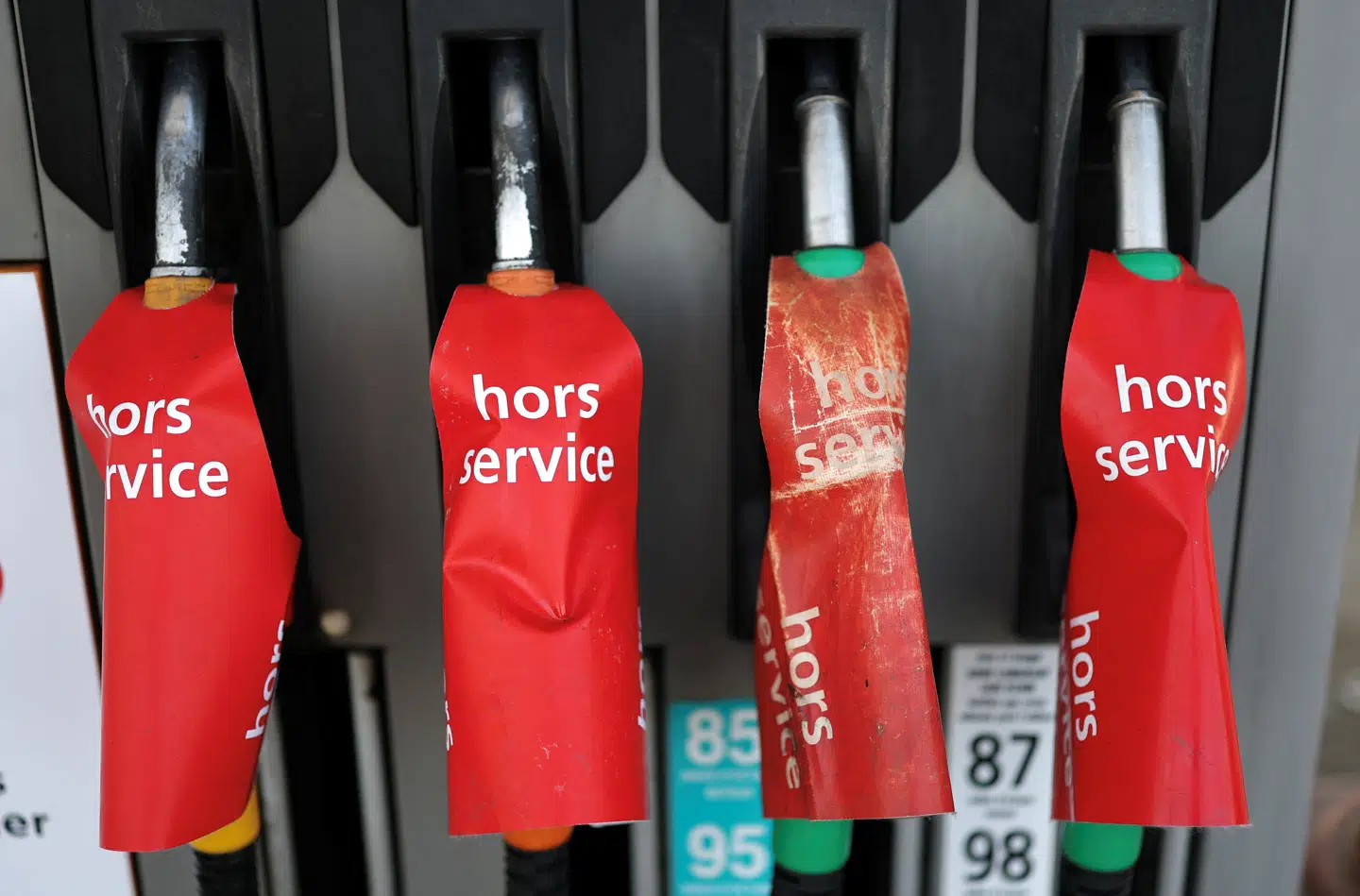 »Ude af drift« står der på håndtagene på en tankstation i Les Sorinières nær Nantes i det nordlige Frankrig.