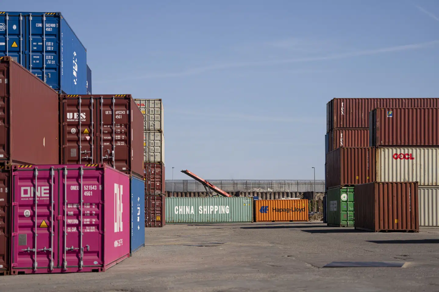 Varer, som skal fra Danmark til USA, fragtes ofte i containere på store containerskibe. Danske eksportvirksomheder har fået en svær start på 2026 med faldende eksport. (Arkivfoto).