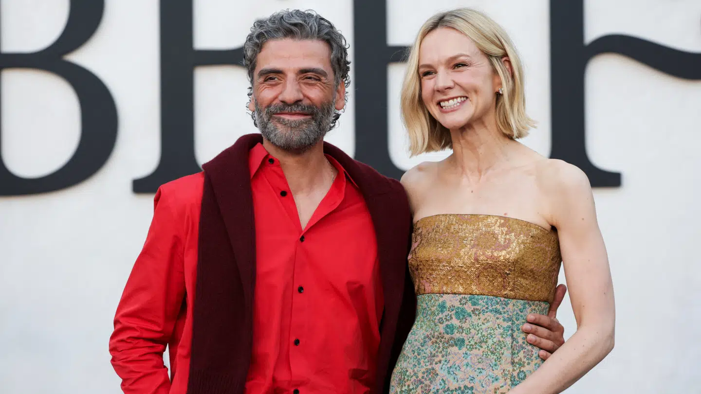 Oscar Isaac er aktuel med Netflix-serien 'Beef'. Her står han med skuespillerkollegaen Carey Mulligan til premieren i Los Angeles 8. april.