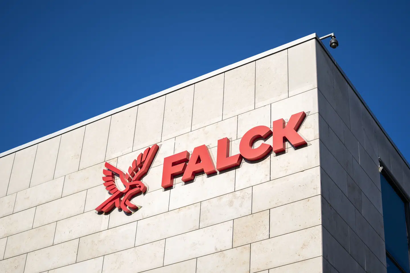 Falck sælger blandt andet ambulancetjeneste og brandbekæmpelse. Fra september skal selskabet ikke længere stå for siddende patienttransport i Region Hovedstaden. (Arkivfoto).