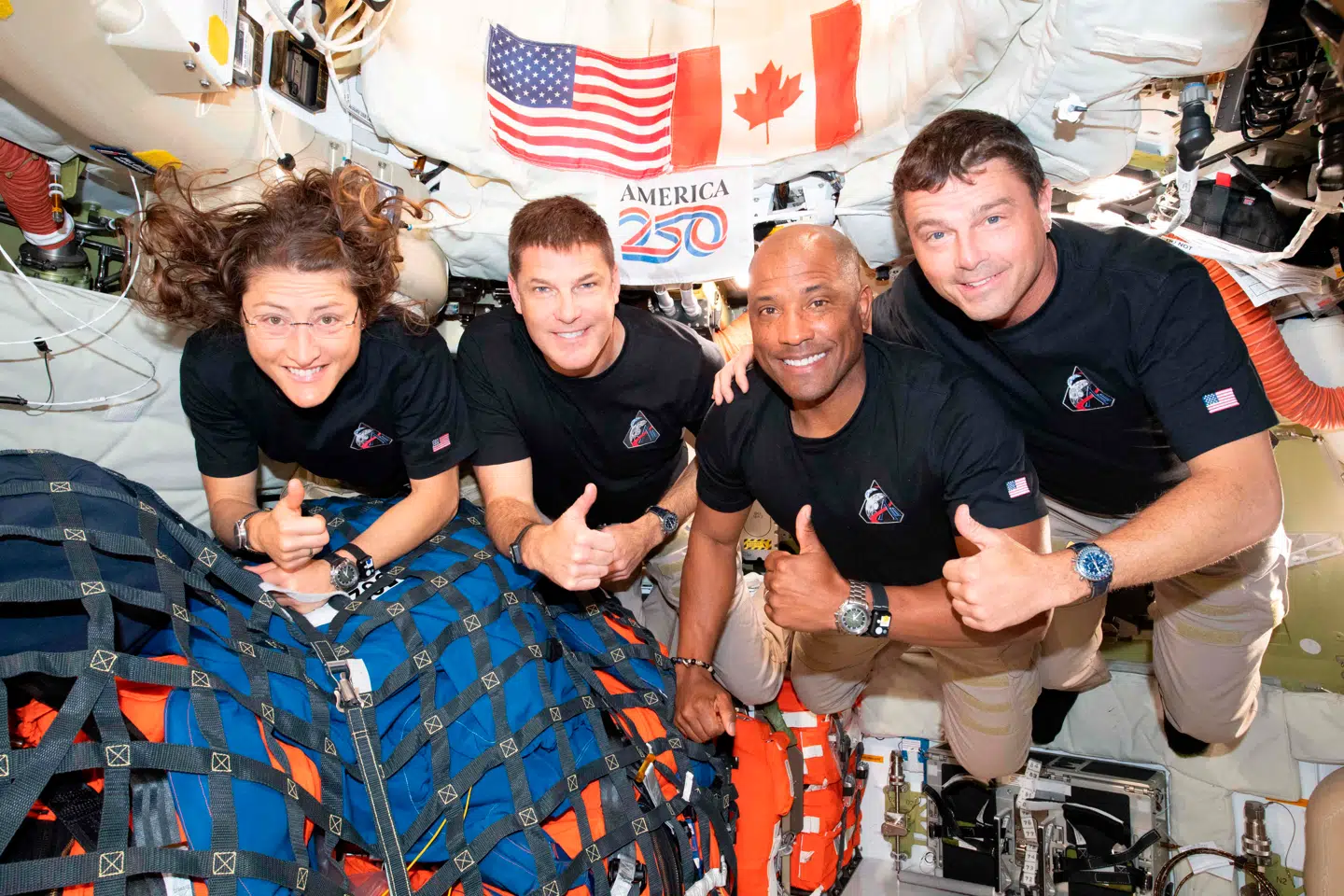 Astronauterne om bord på Orion-rumfartøjet har været længere væk fra jorden end noget andet menneske nogensinde har været. Natten til lørdag vender de tilbage til jorden.