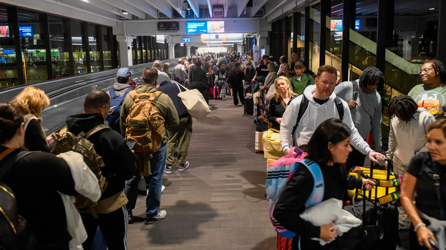 Her ses rejsende i en de lufthavne, der kan blive berørt. I Philadelphia.