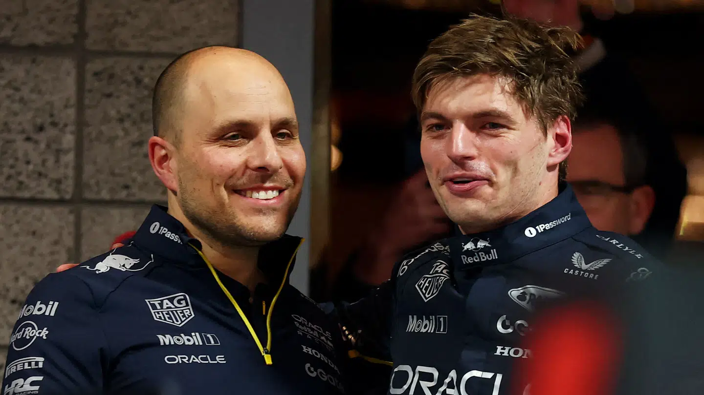 Her ses Max Verstappen (th.) Gianpiero Lambiase sammen efter Formel 1-grandprixet i Las Vegas sidste år.