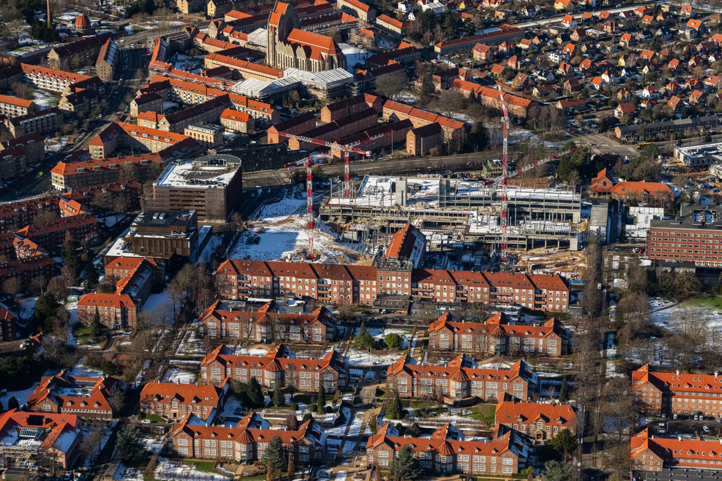 Et nyt stort akuthus, som opføres ved Bispebjerg Hospital, bliver både markant dyrere og forsinket i otte år – mindst. Nu afslører ny rapport lidt om, hvor slemt det står til med byggeriet, der er en del af de såkaldte supersygehusprojekter.