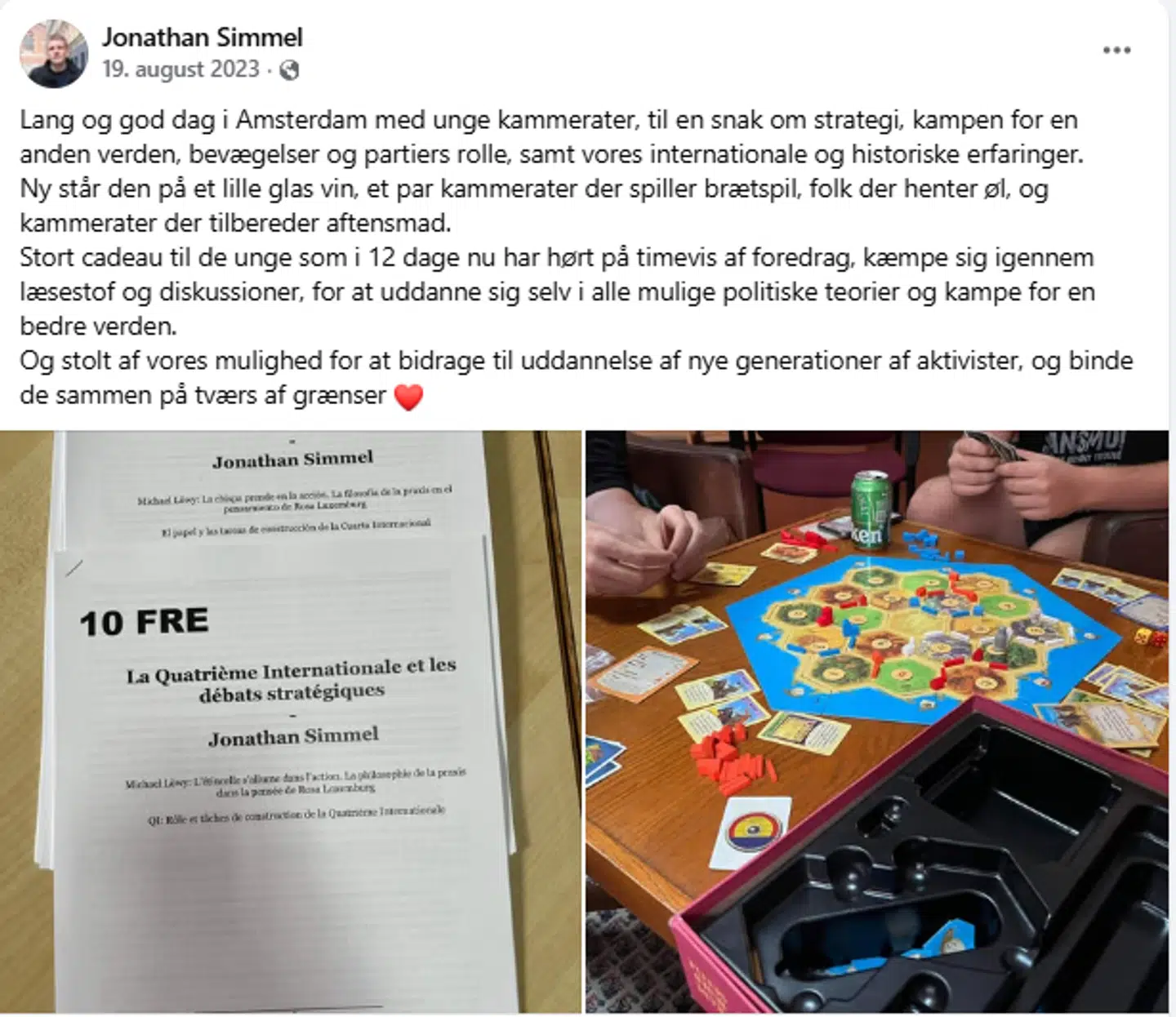 Her skriver Jonathan Simmel i et opslag på Facebook om et møde i Amsterdam med »unge kammerater« fra den internationale kommunistiske bevægelse Fjerde Internationale. En bevægelse, hvor han i årevis har været aktiv, og hvor han i al fald i 2024 sad i ledelsen.