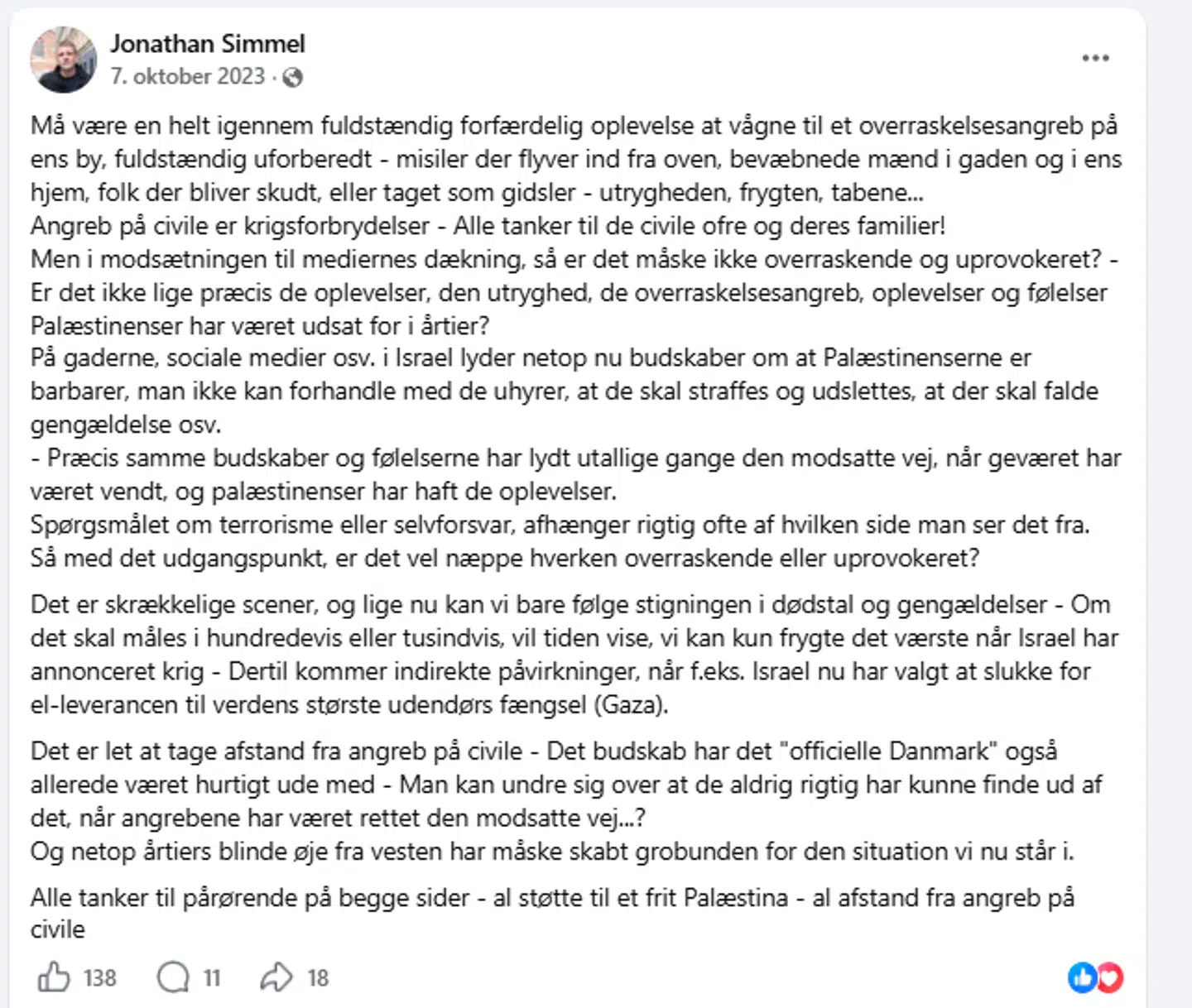 Her ses det opslag, som Jonathan Simmel skrev på dagen, hvor Hamas og andre palæstinensiske terrororganisationer dræbte omkring 1.200 mennesker og tog omkring 250 gidsler som led i et voldsomt terrorangreb mod Israel.