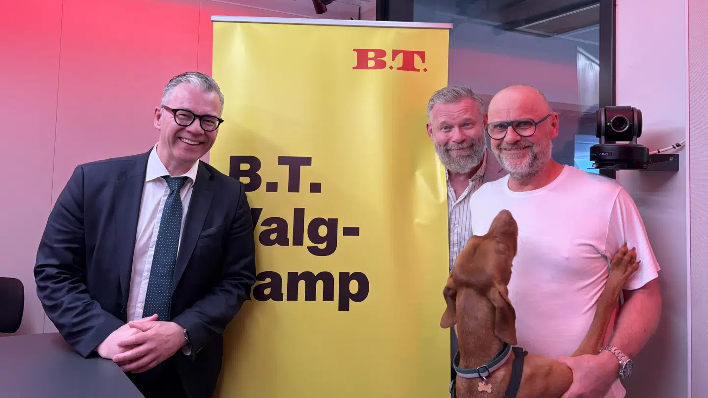 Der var god stemning i studiet under dagens optagelse, hvor B.T.s politiske analytiker, Henrik Qvortrup, havde taget sin hund med.