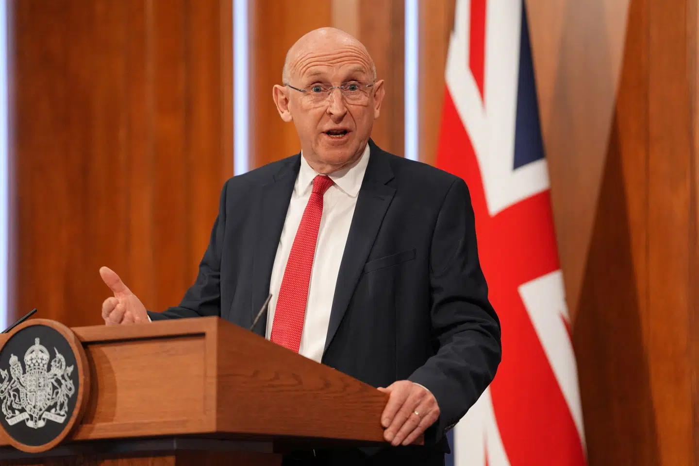 Storbritanniens forsvarsminister, John Healey, fortæller på et pressemøde, at britisk militær har samarbejdet med Norge om at overvåge russiske ubåde.