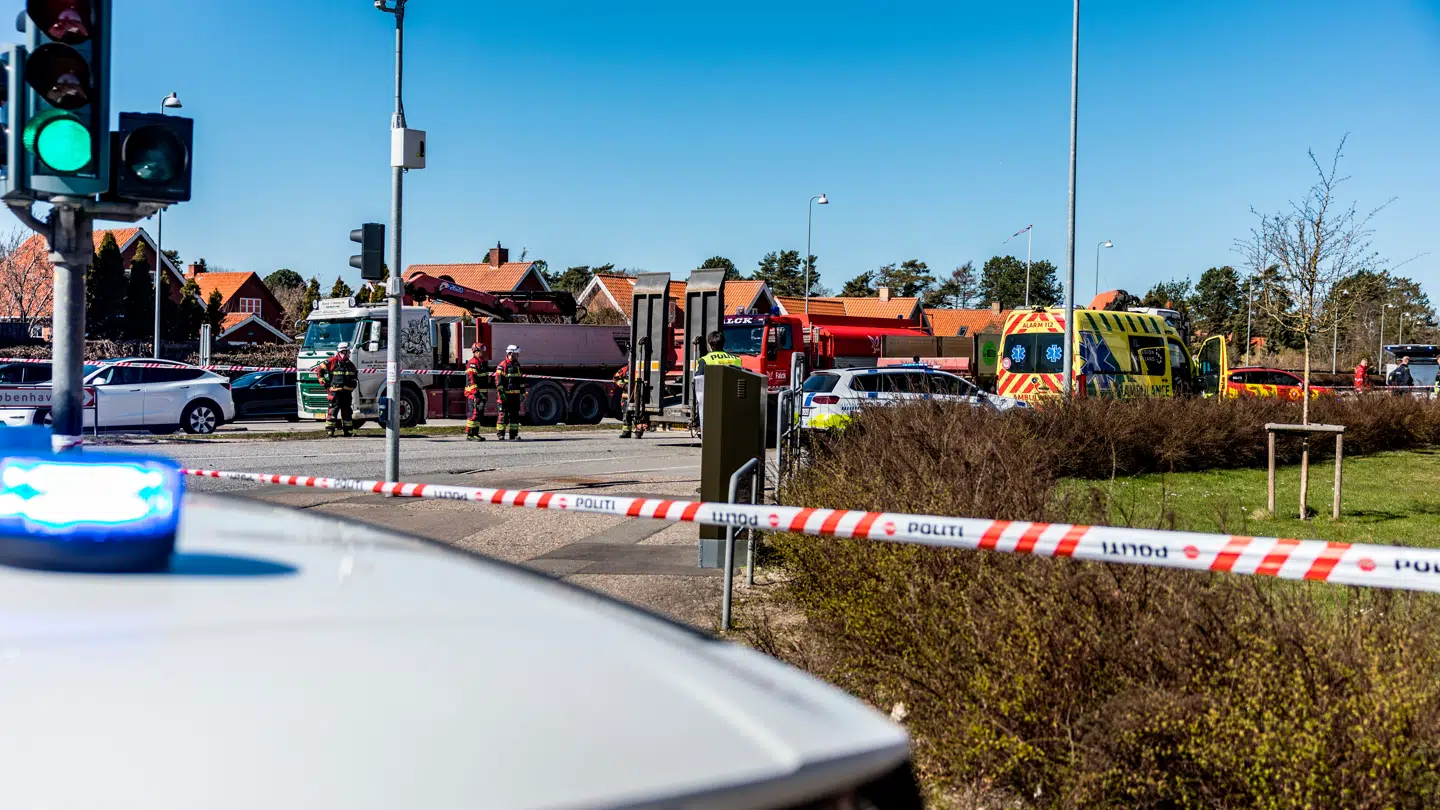 Cyklist påkørt af lastbil i vejkryds.
