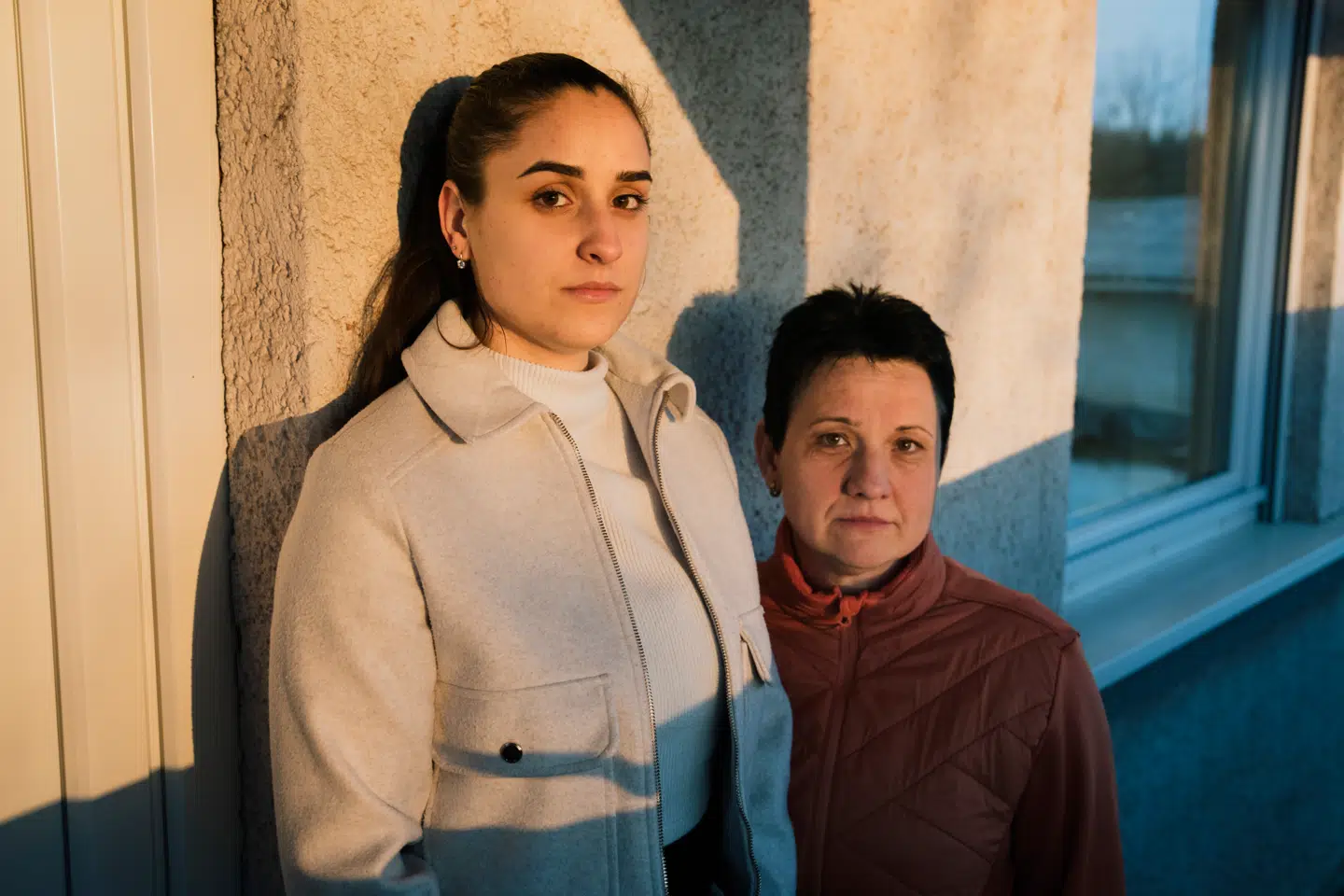 Réka Tómolya (t.v.) bor hjemme hos sin mor, Edit (til højre) i det østlige, fattige Ungarn. »Ønsk os held og lykke,« lyder hendes bøn til resten af Europa før det ungarske valg søndag.