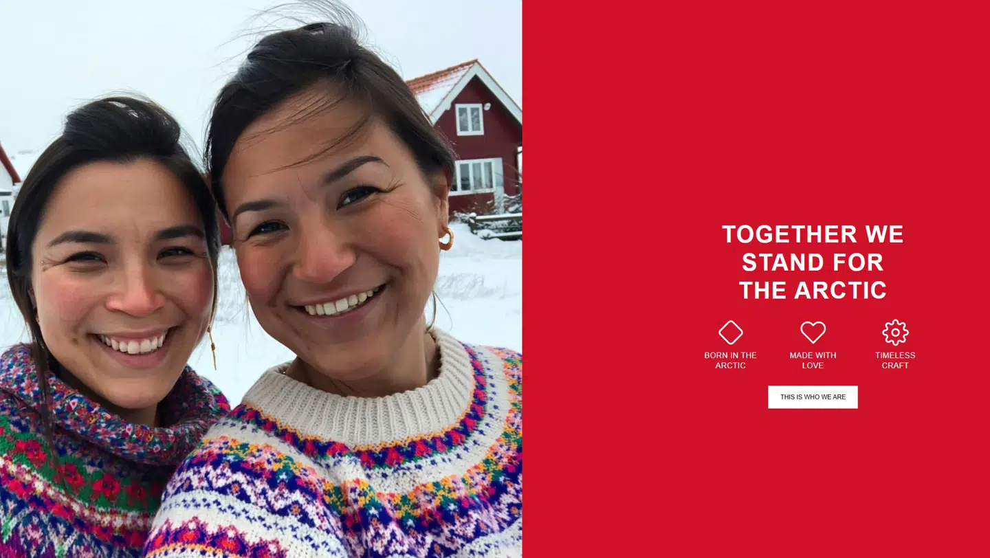 Billedet er genereret med AI. Det er et screenshot fra Søstrene Nivi og Aja-hjemmesidens canadiske version. Personen til venstre er ifølge Josepha genereret ud fra hendes billeder.