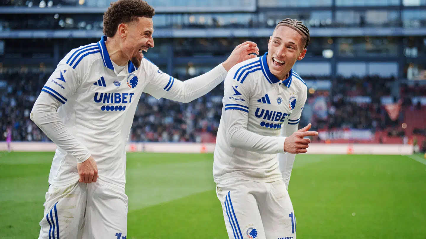 FCKs Robert Silva (th.) scorer til 6-0 og jubler med Jordan Larsson under Superligaens nedrykningskamp mellem FC København og Silkeborg IF i Parken i København, søndag den 5. april 2026.