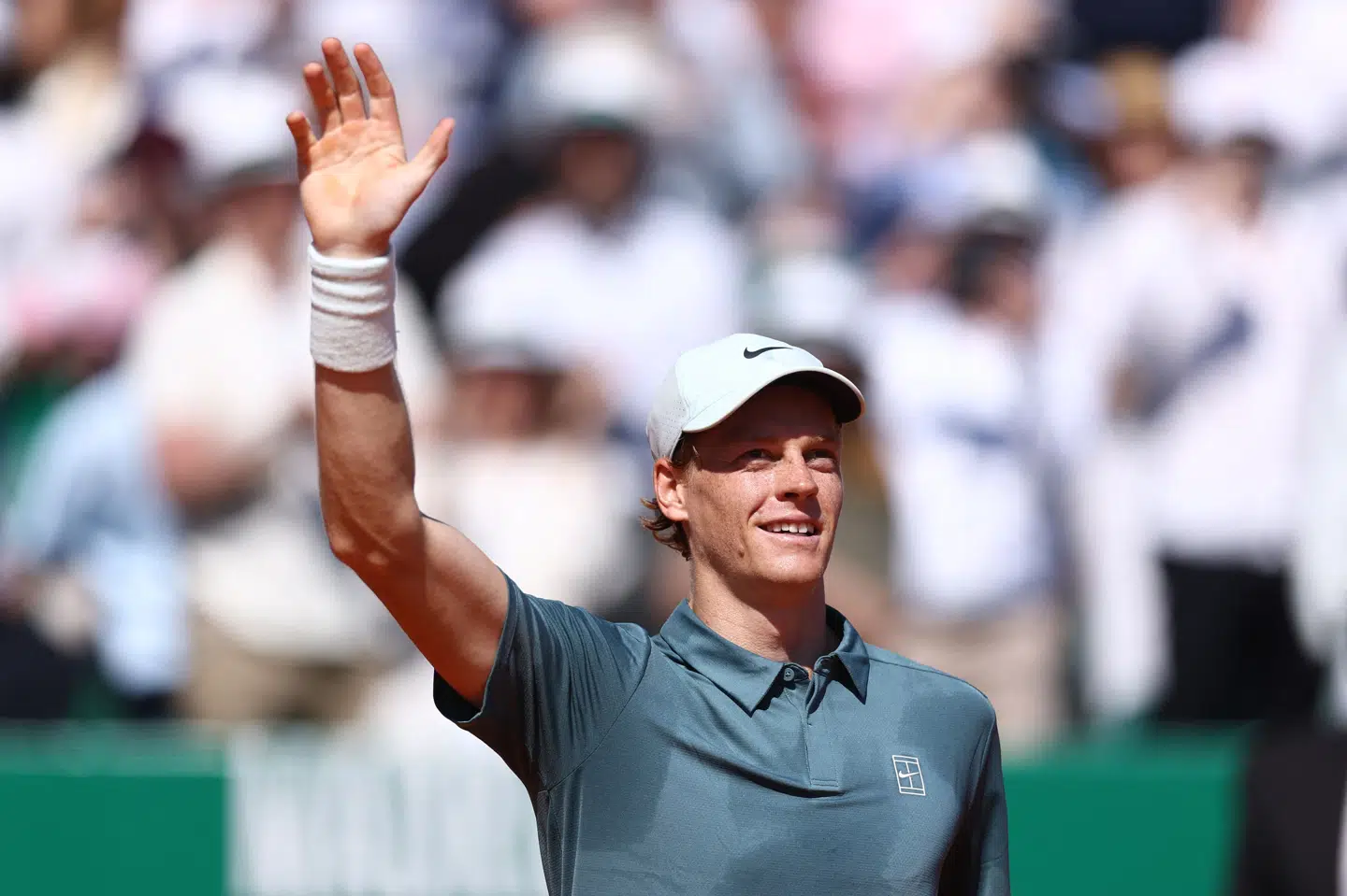 Jannik Sinner smilede efter sejren, selv om han havde tabt et sæt.