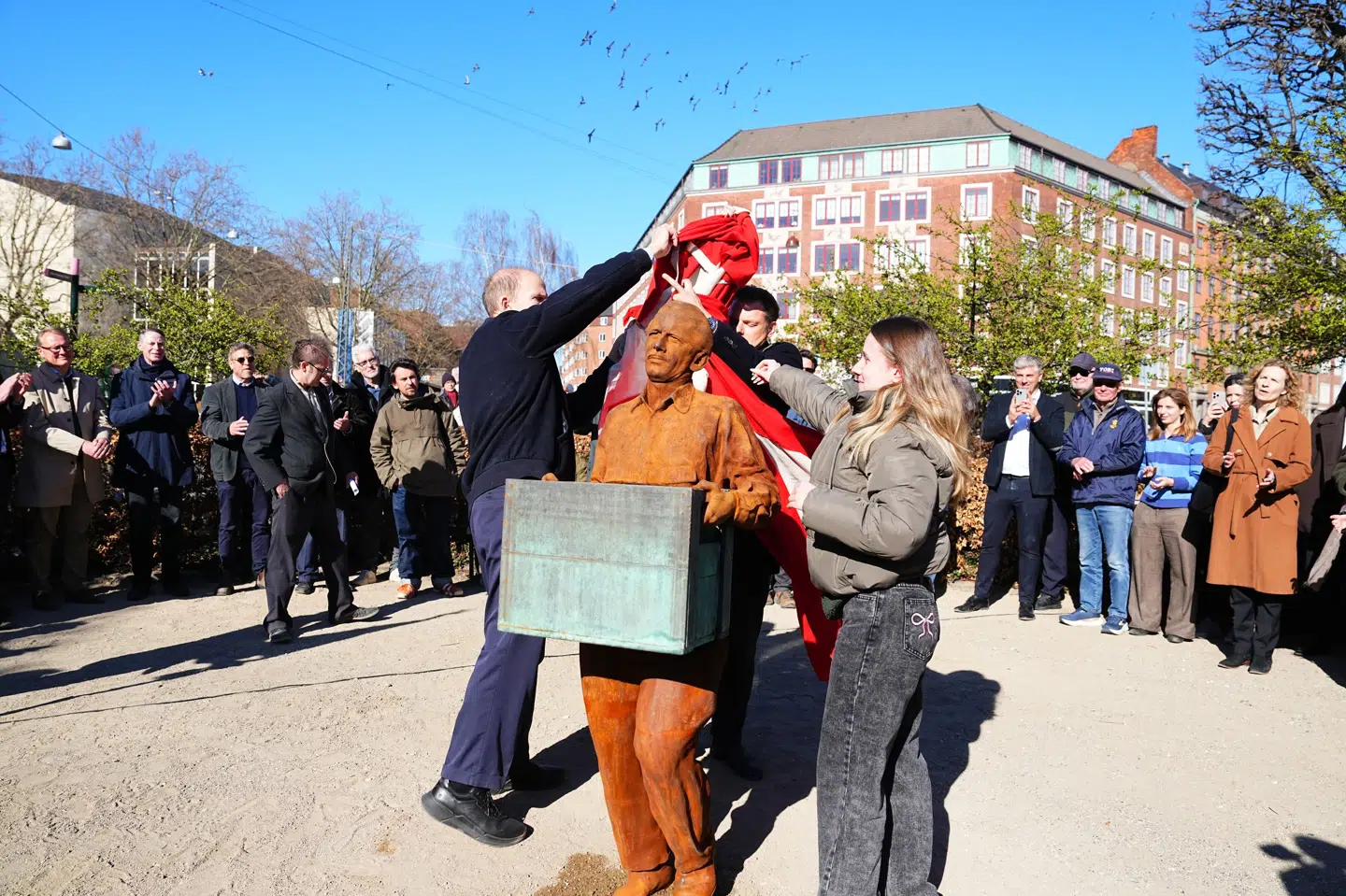 Max Bæklund, der døde i 1981, gemte sprængstoffet i en ølkasse, da han gik ind i Forum for 83 år siden.