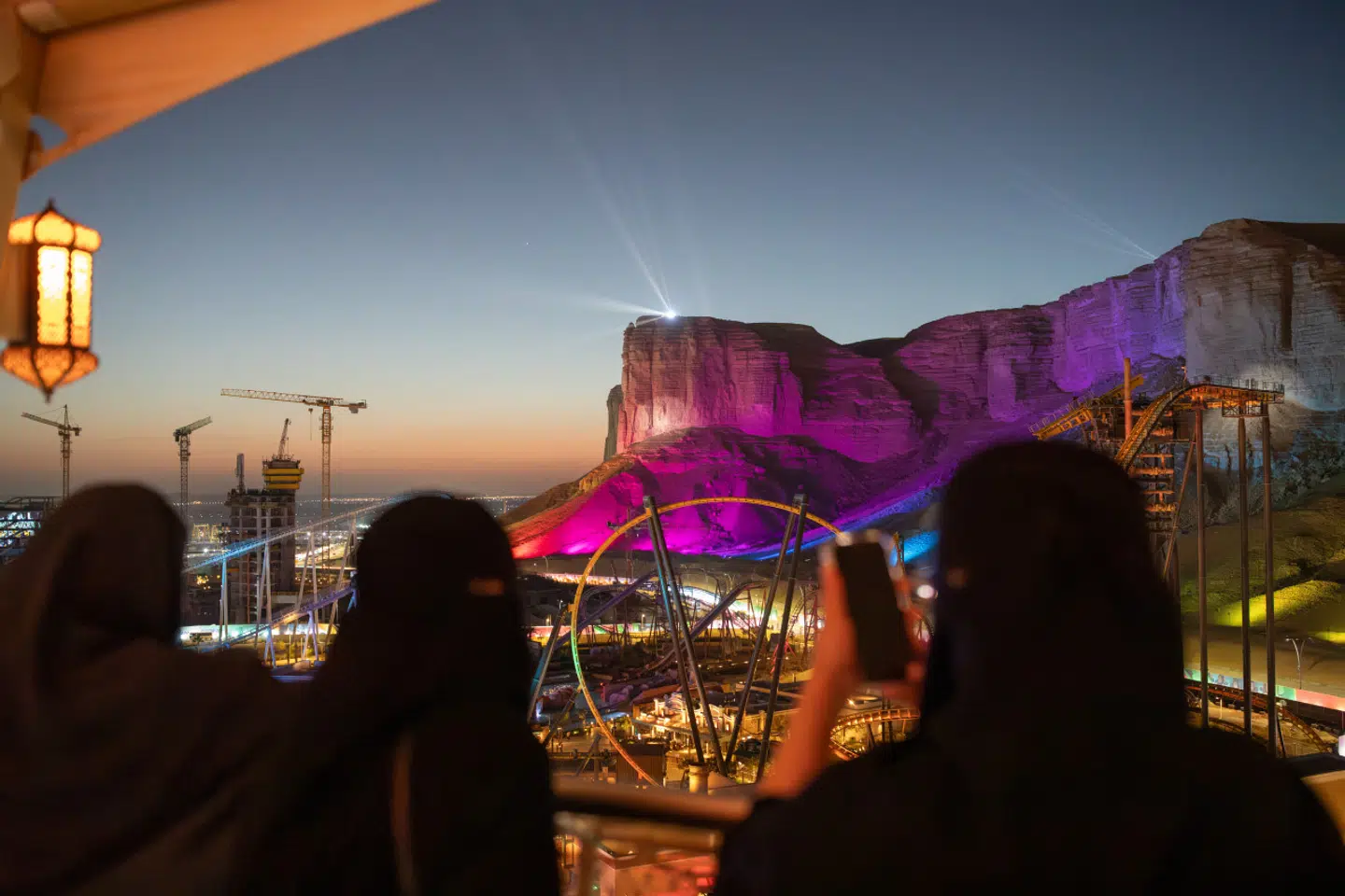 Byggekraner trommer bag den nyåbnede forlystelsespark Six Flags Qiddiya City uden for Riyadh.