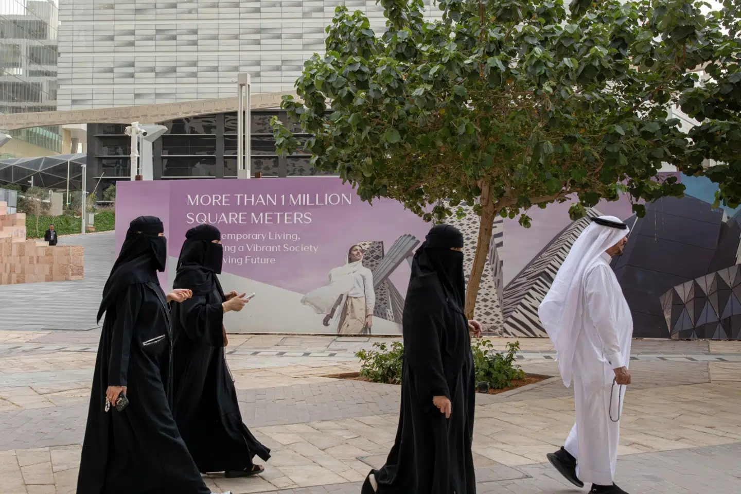 Annoncer for nye boligejendomme er allestedsnærværende i Riyadh.