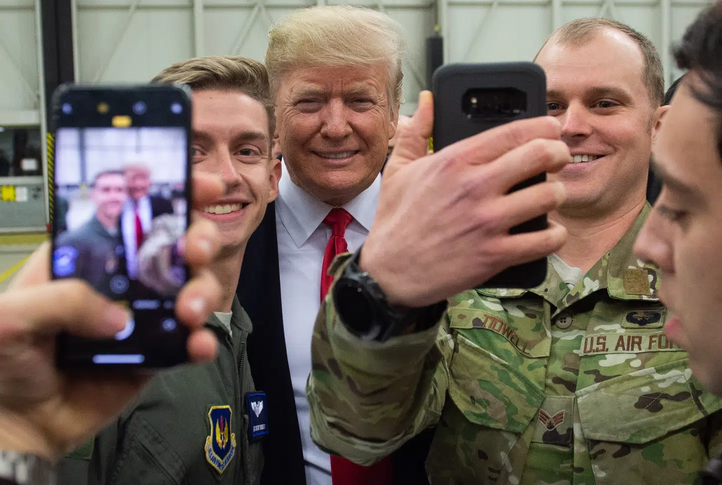 Ramstein-basen er hovedkvarter for USAs flyvevåben i Europa og samtidig et vigtigt knudepunkt for operationer i Mellemøsten. Men Trump bluffer ikke, når han truer med at skrue ned for den amerikanske tilstedeværelse i Europa. Her ses præsidenten under et besøg på Ramstein-basen i 2018.