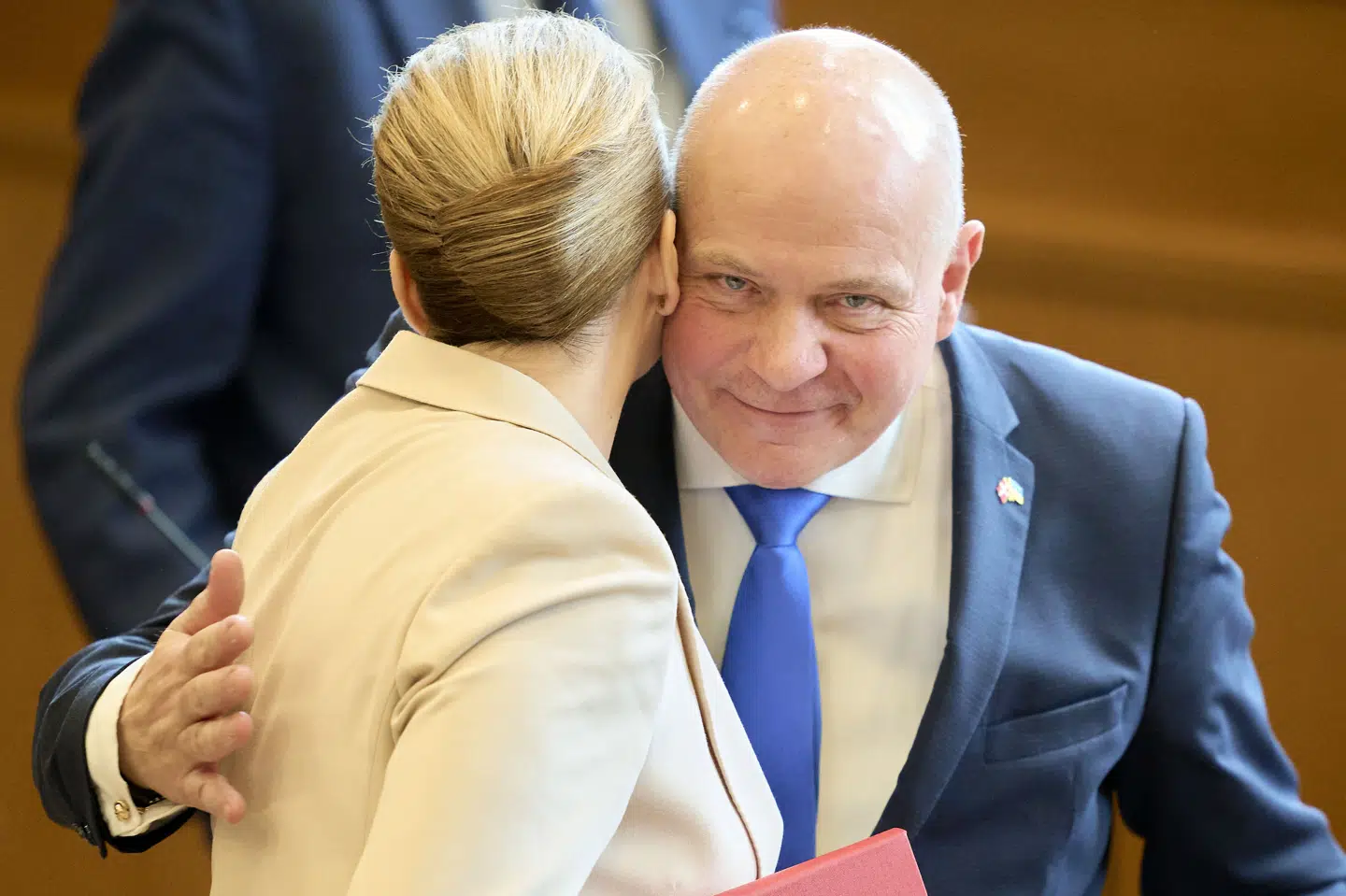 Daværende statsminister Mette Frederiksen (S) og daværende formand for folketinget Søren Gade (V) gav hinanden et kram i Folketingssalen 26. februar 2026, hvor førstnævnte også udskrev folketingsvalg. (Arkivfoto).