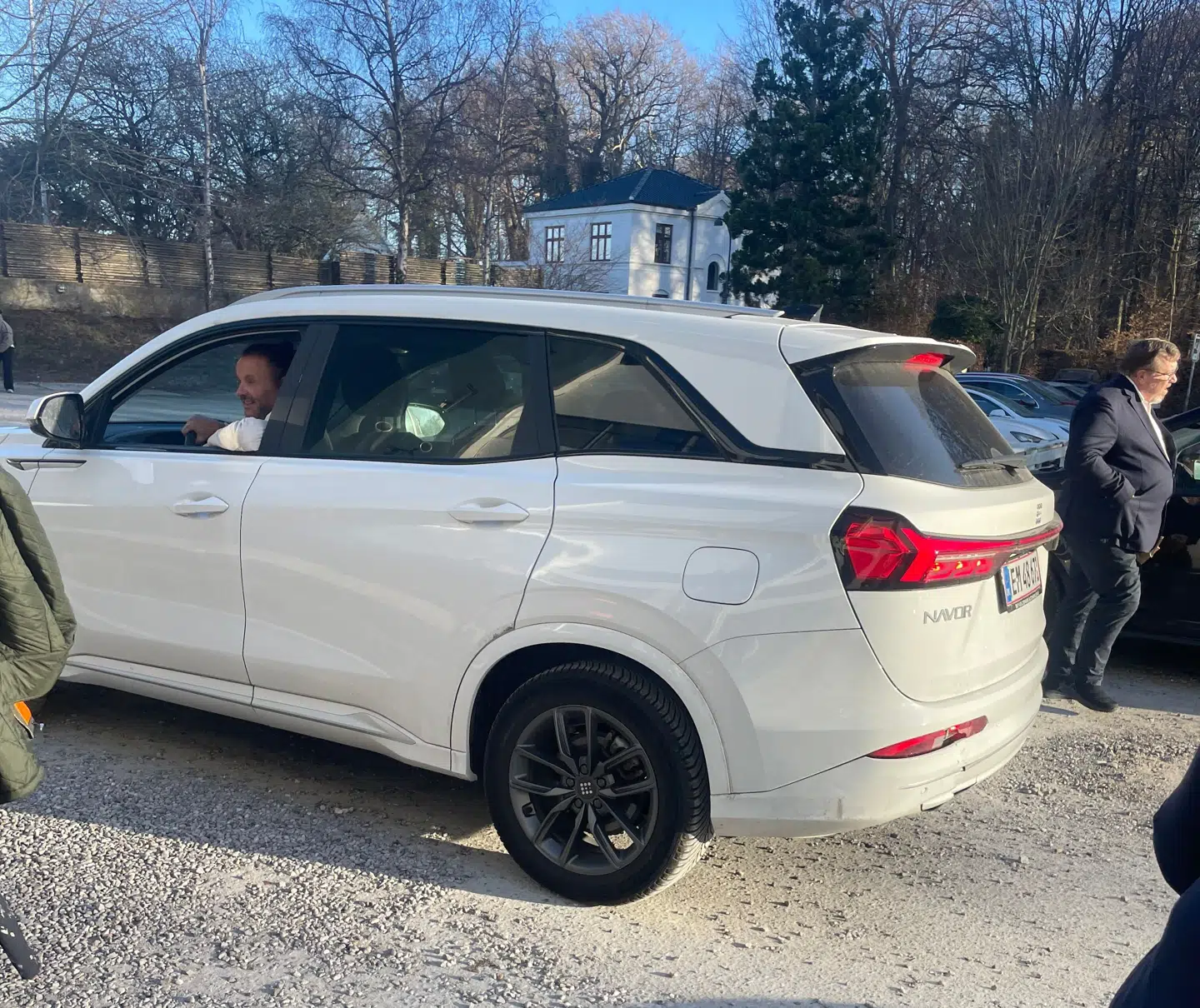 På Dennis Knudsens vej hjem fra Lisbet Dahls 80 års fødselsdagsreception på Charlottenlund Travbane torsdag, kunne han selv køre afsted – og fremvise en smadret baglygte og en bule i bagenden af sin bil. Foto: Lykke Buhl
