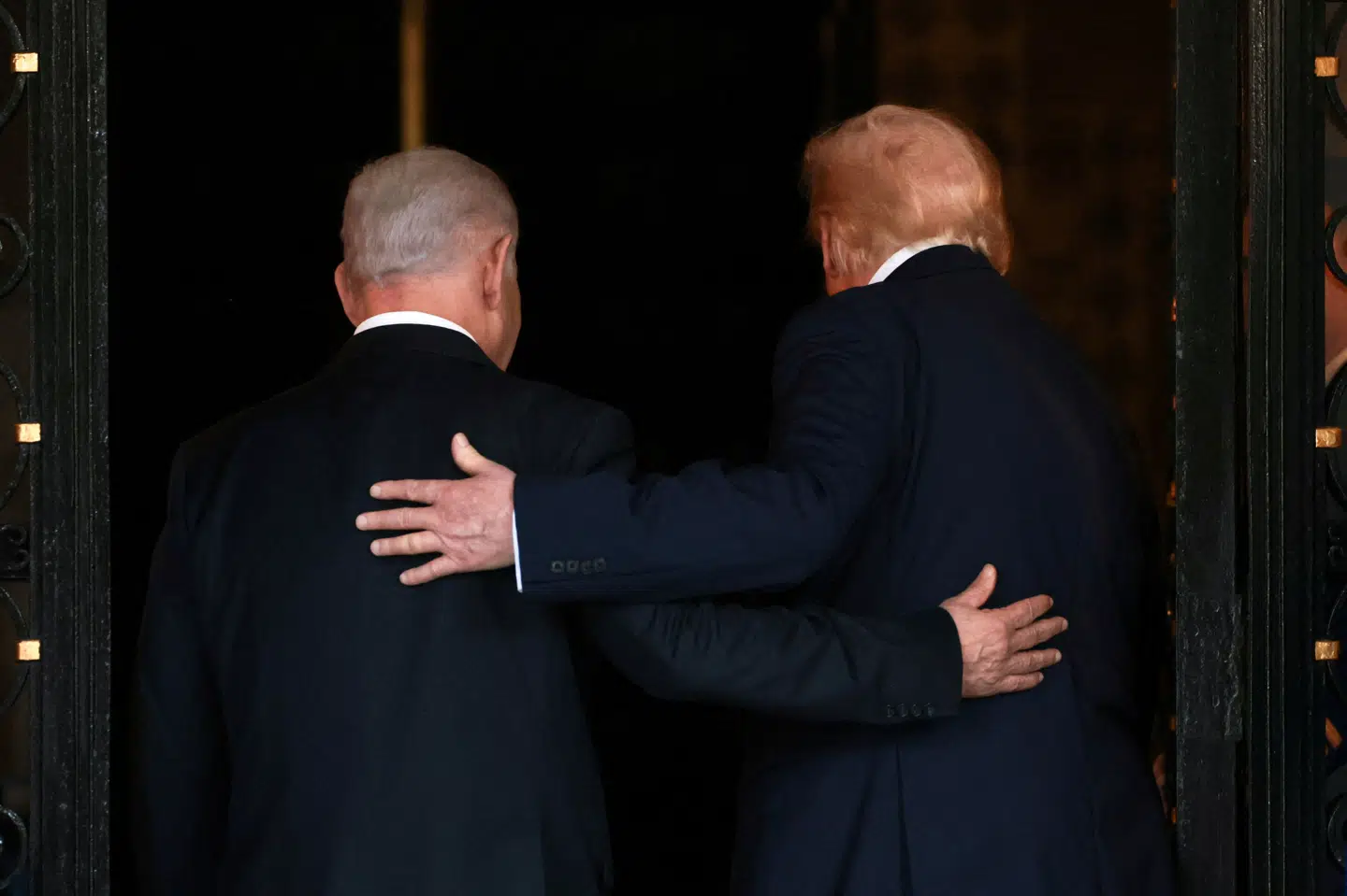 USA's præsident, Donald Trump, og Israels premierminister, Benjamin Netanyahu, i Mar-a-Lago i december 2025. Trump bekræfter i et interview med NBC News, at han har bedt Netanyahu skrue ned for angrebene i Libanon. (Arkivfoto).