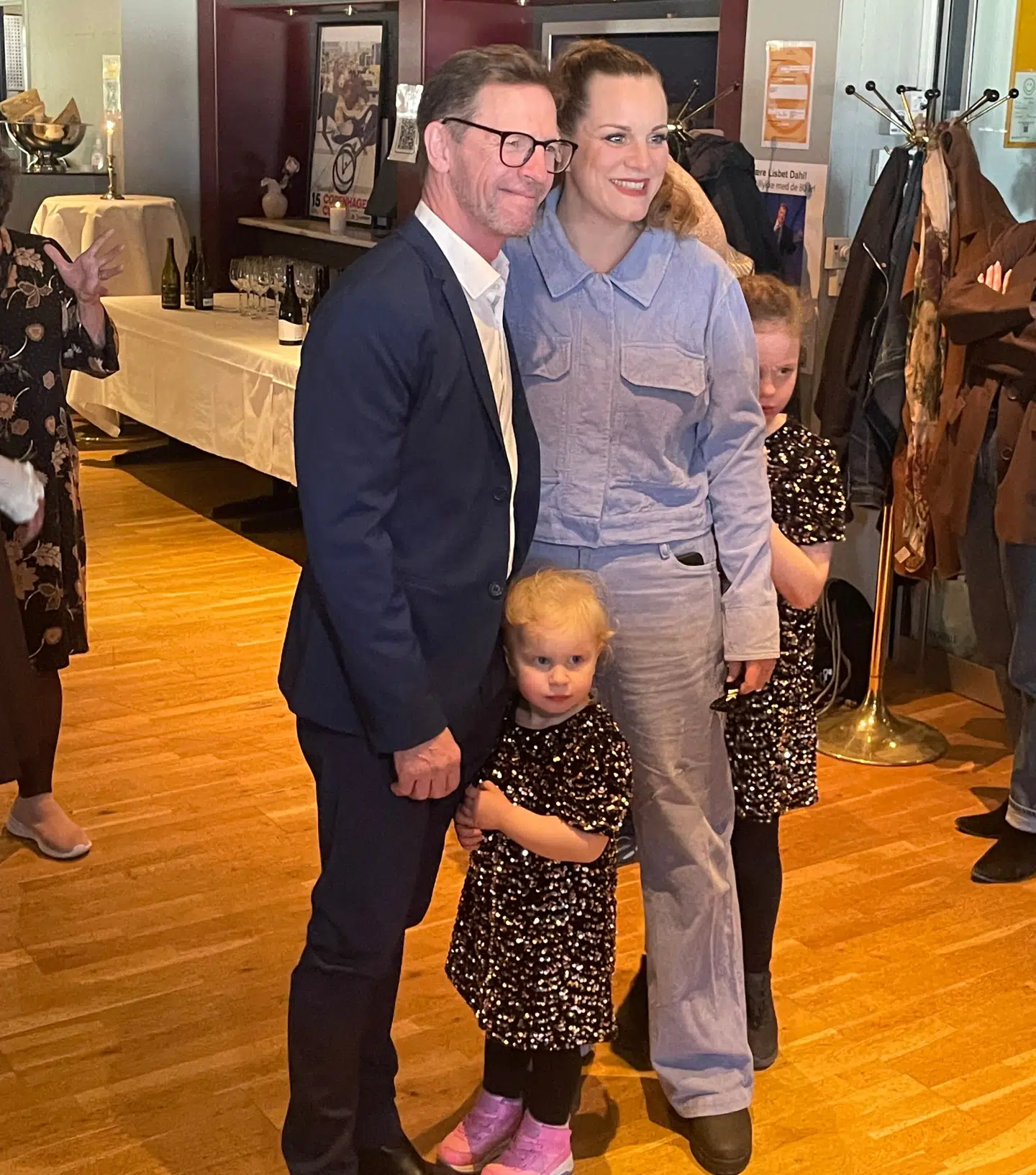 Lise Baastrup er gift med forestillingslederen Jacob Dahl, som hun har døtrene Elin og Laura med. B.T. møder dem til Lisbet Dahls 80 års fødselsdagsreception på Charlottenlund Travbane torsdag aften. Foto: Lykke Buhl