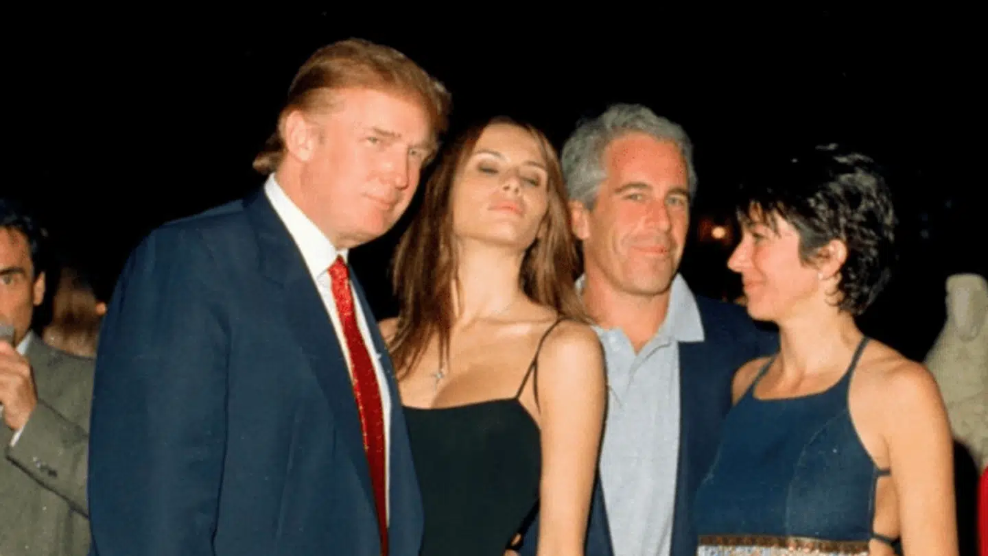 Billeder fra filerne gik verden rundt. Her ses Donald og Melania Trump ved siden af Jeffrey Epstein og Ghislaine Maxwell.