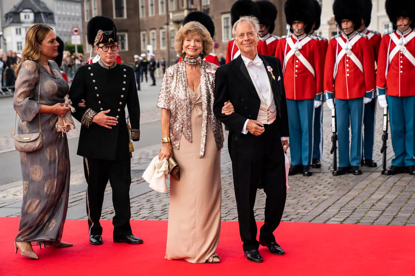 Kendisægteparret, kunsthistoriker Bente Scavenius og skuespiller Joen Bille, har ofte før deltaget i kongelige begivenheder, som her til dronning Margrethes 50 års regeringsjubilæumsfejring på Det Kongelige Teater.